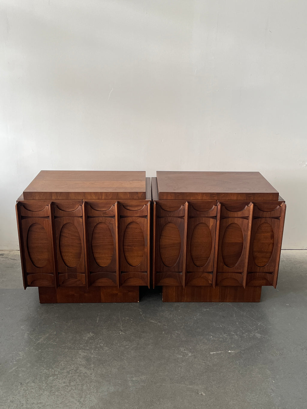 Set 2 tables de nuit MCM par Tobago Furniture