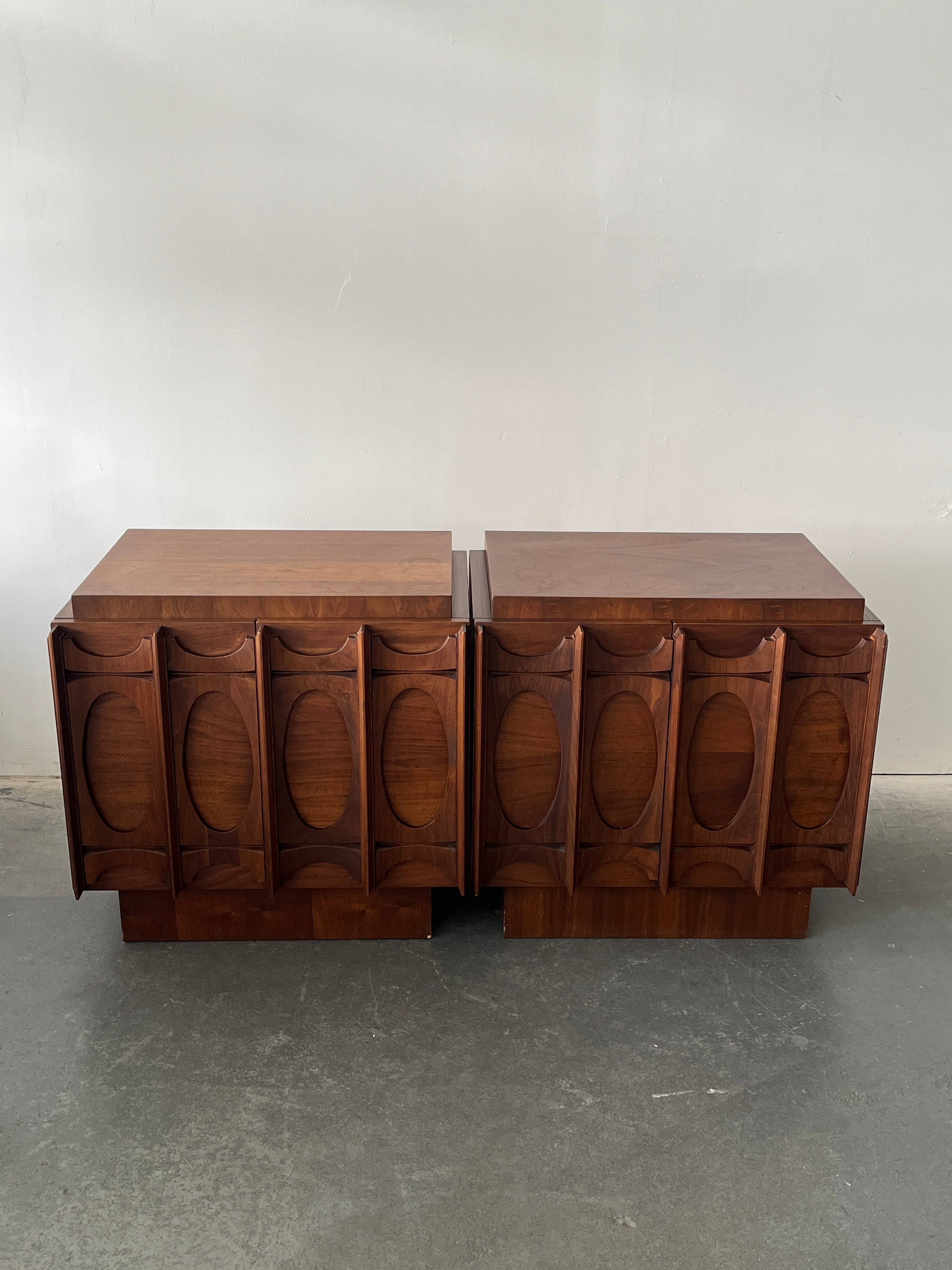 Set 2 tables de nuit MCM par Tobago Furniture