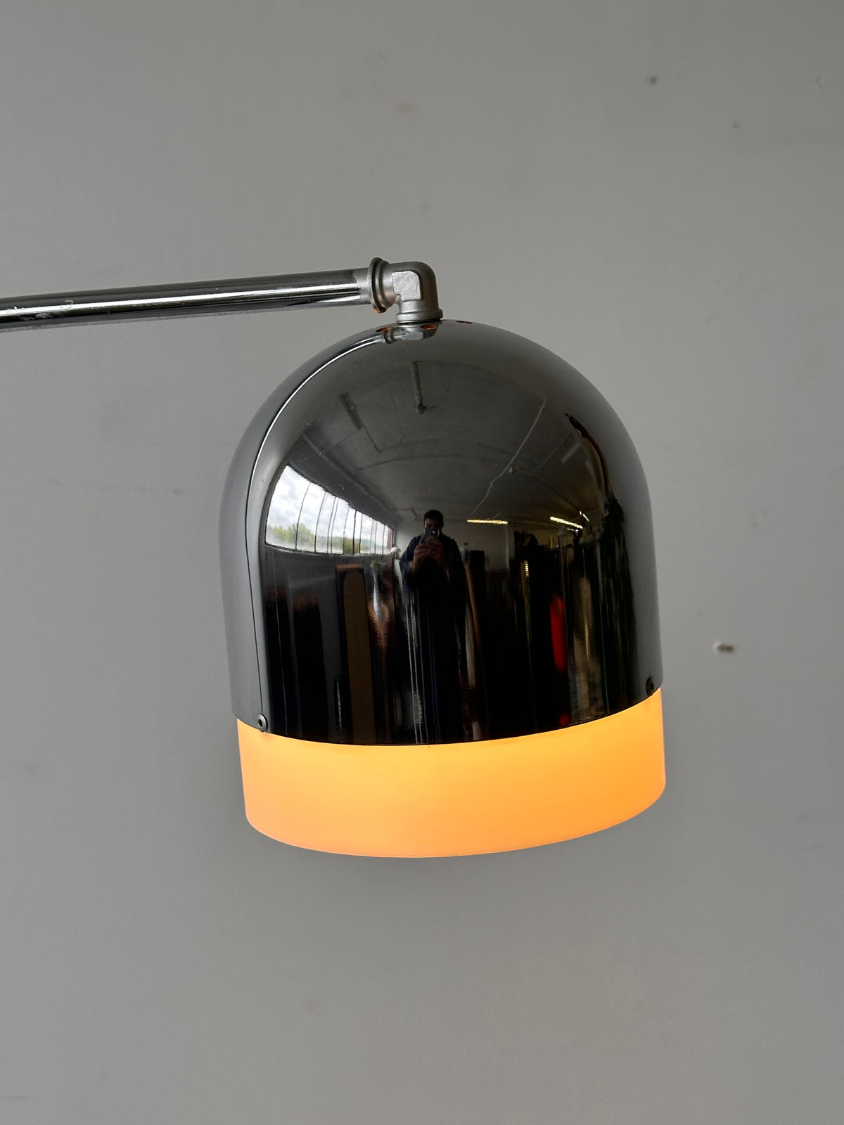 Lampe en arc chromée