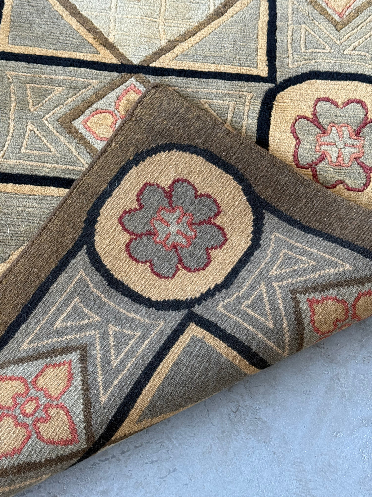 Tapis en laine à motifs géométriques et floraux, de style tibétain