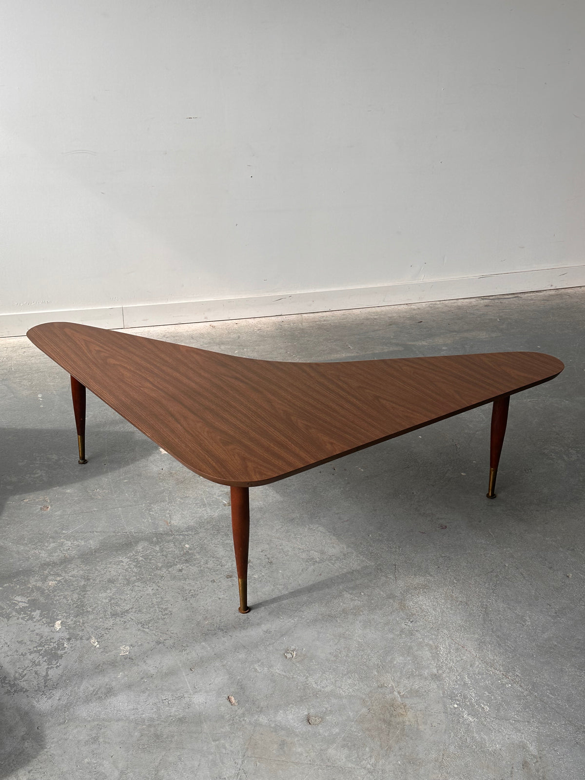 Table à café « boomerang » en placage noyer