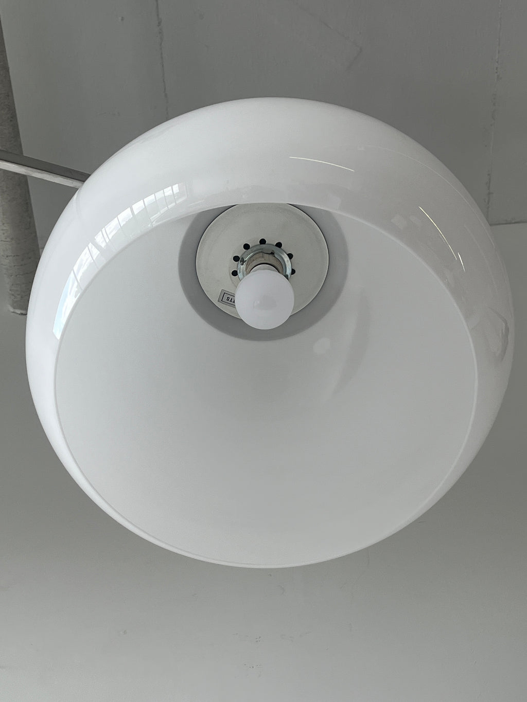 Lampe en arc avec abat-jour en plastique abs conçu par Goffredo Reggiani, fait en Italie 1970s
