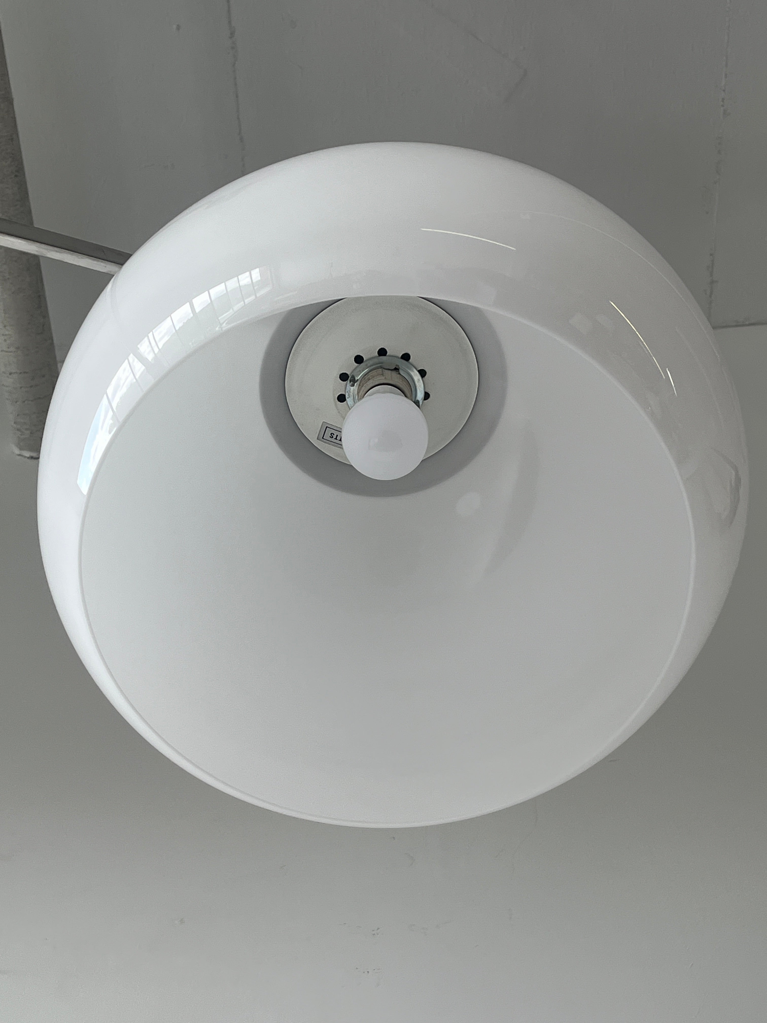 Lampe en arc avec abat-jour en plastique abs conçu par Goffredo Reggiani, fait en Italie 1970s