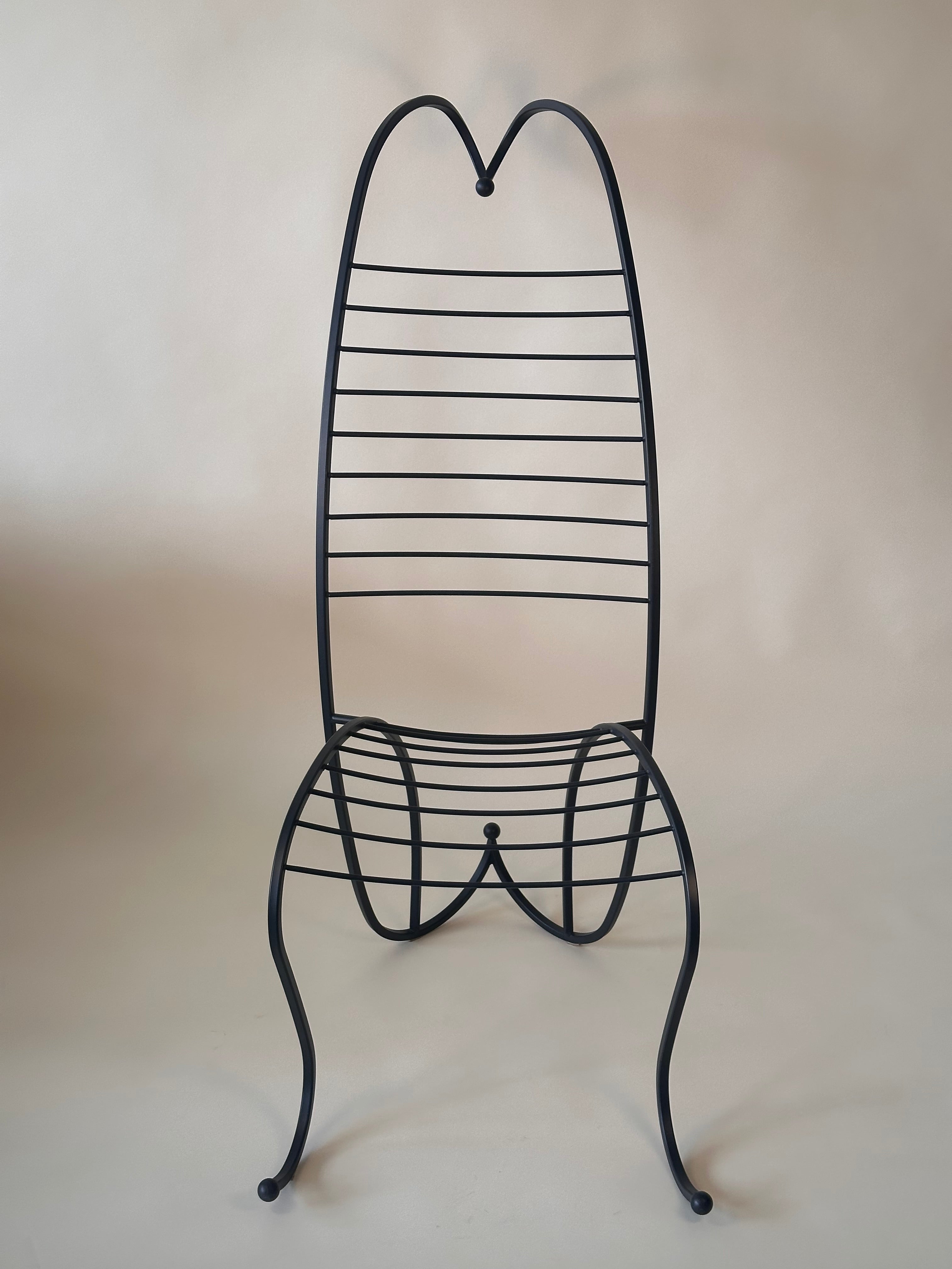 Chaise artisanale "colonne vertébrale" dans le style d’André Dubreuil en fer forgé