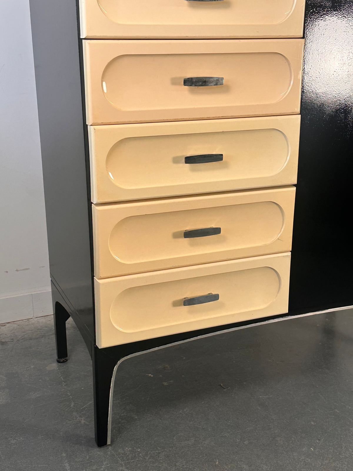 Commode « monsieur » par Henri Vallières