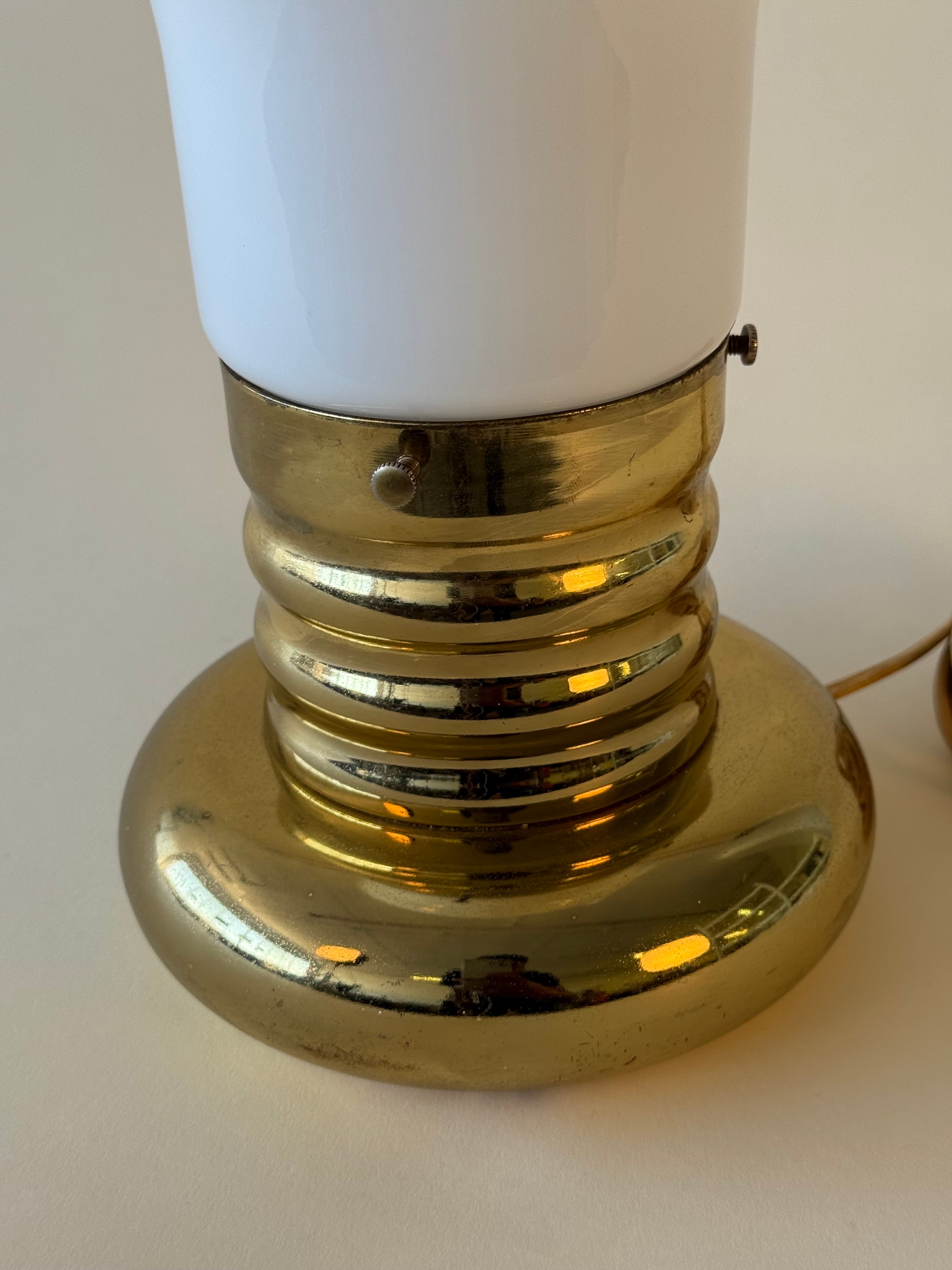 Lampe de table vintage en forme d’ampoule géante avec base en laiton