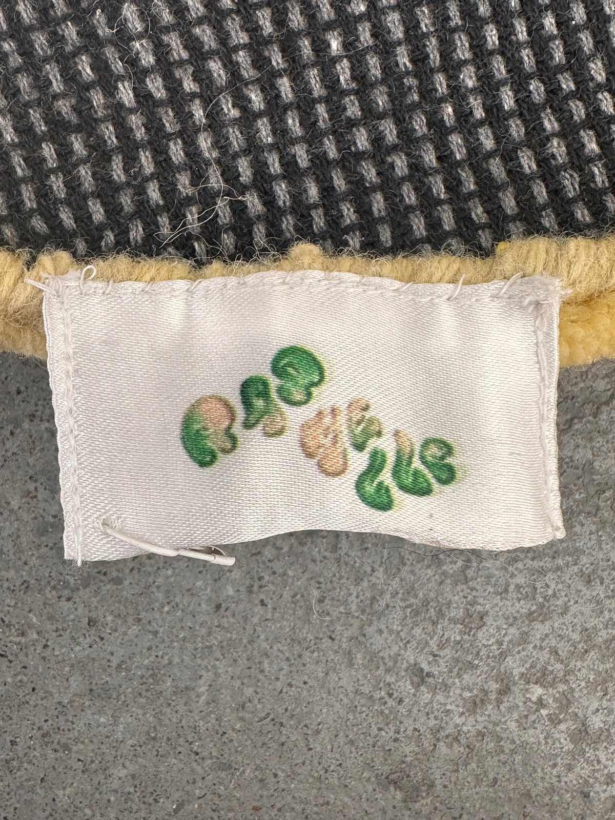 Tapis en laine "Fruitloop" par Rashelle Campbell, 2023