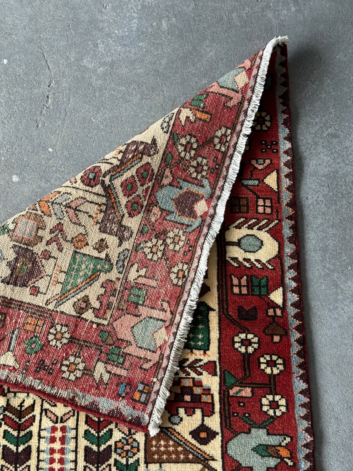 Tapis vintage à décor d’oiseaux et de fleurs, noué à la main