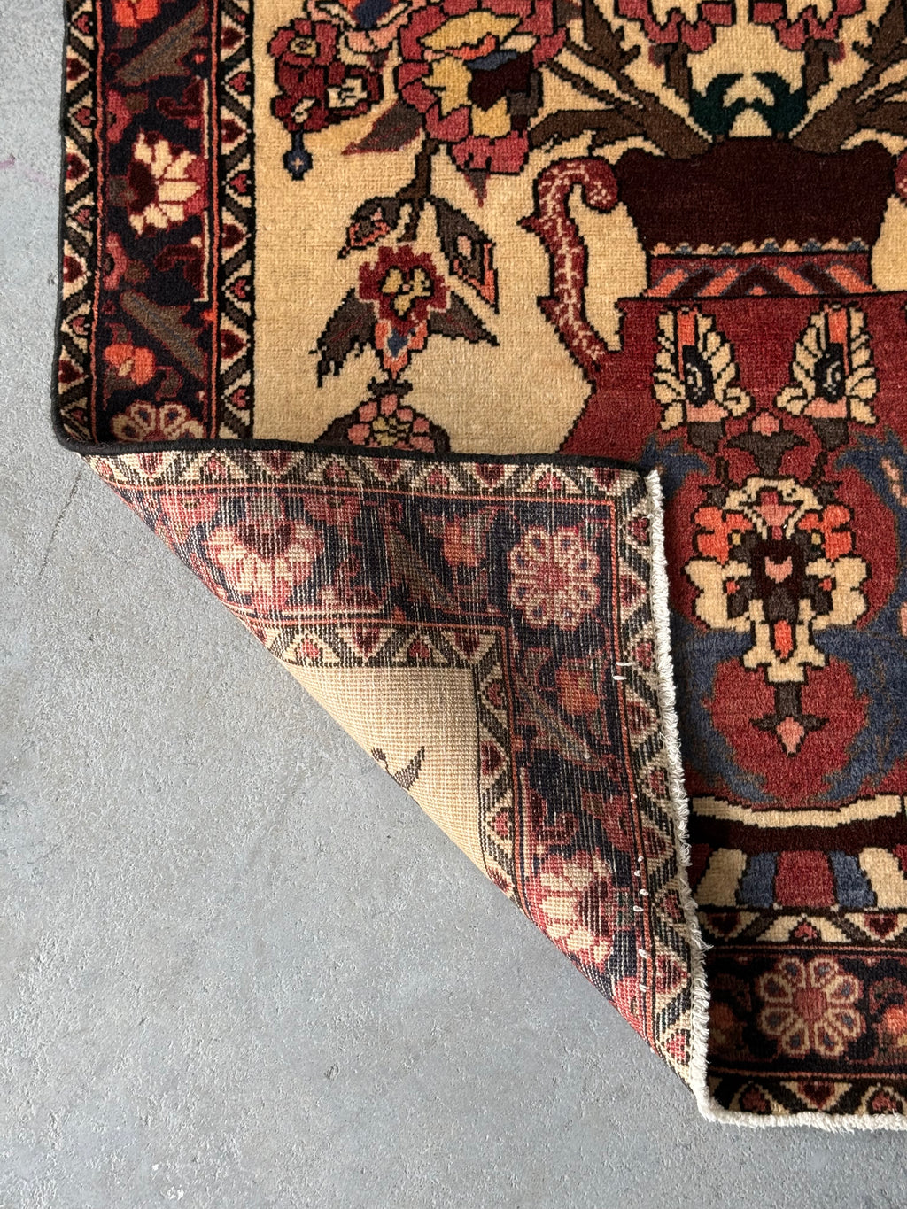 Tapis noué à la main à motif de vase fleuri