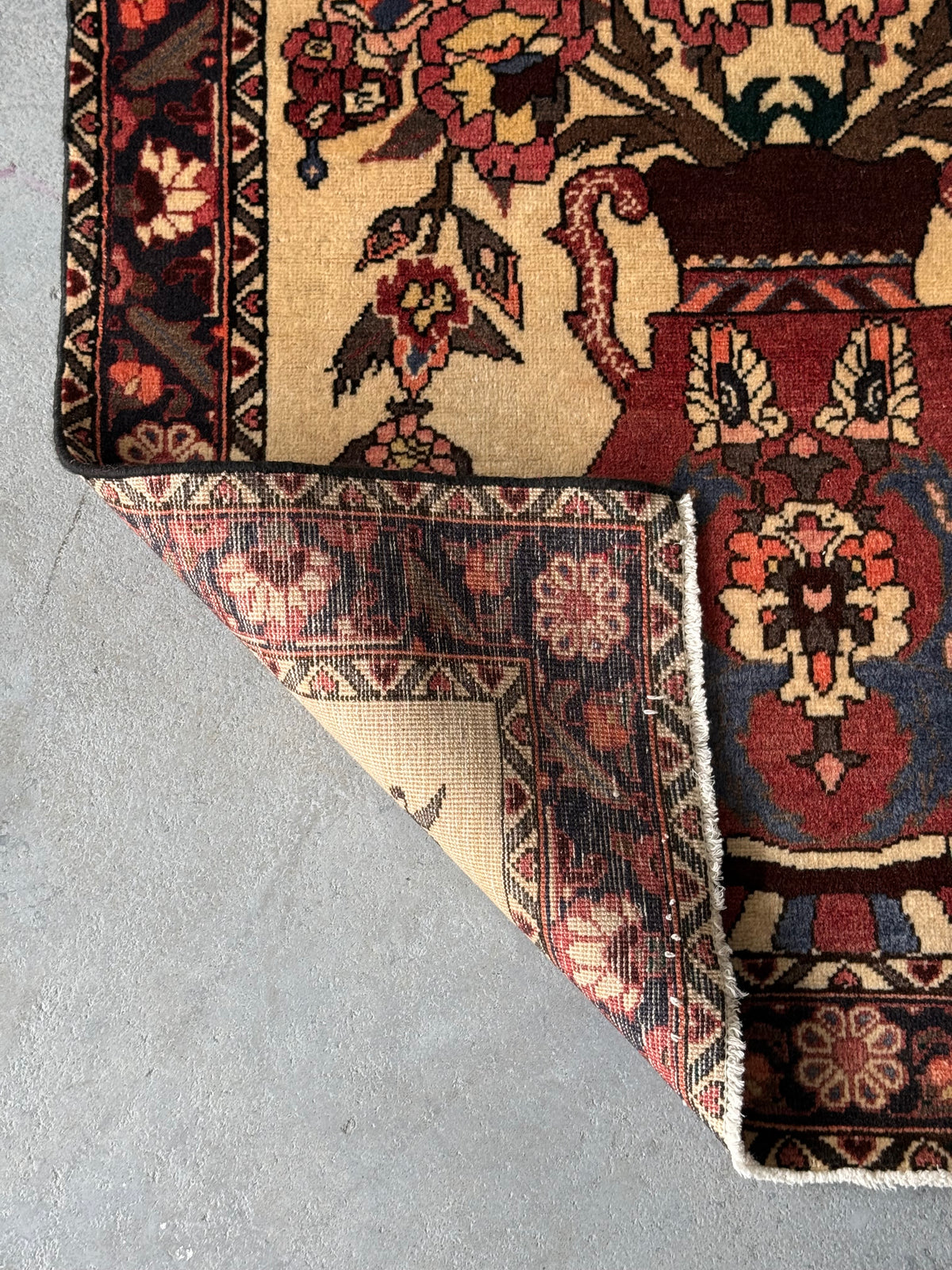 Tapis noué à la main à motif de vase fleuri