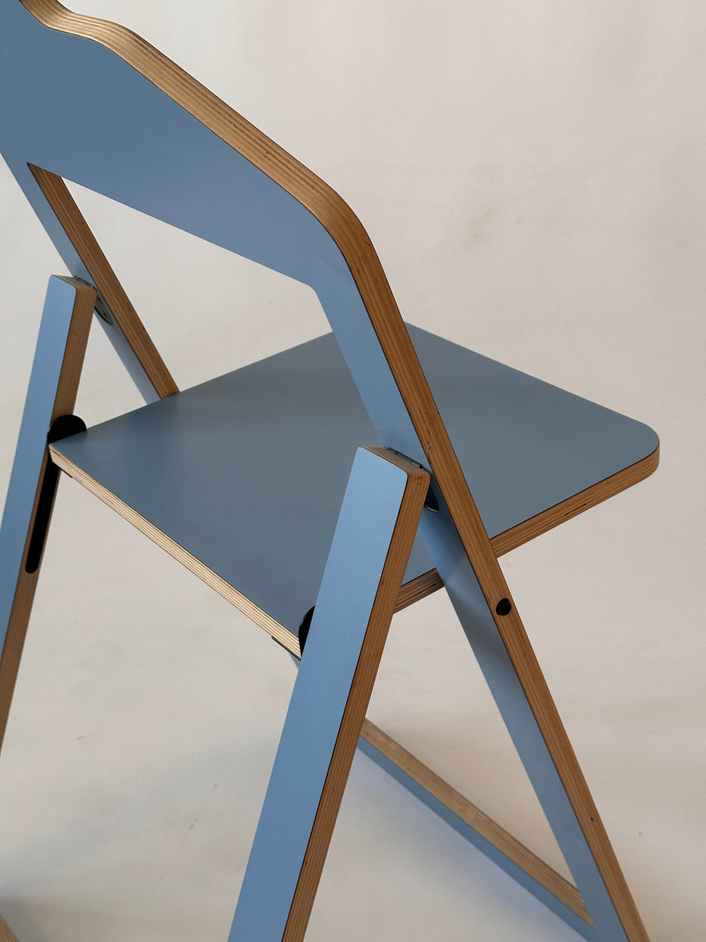 Chaise "Cintre" par Philippe Malouin pour Umbra shift