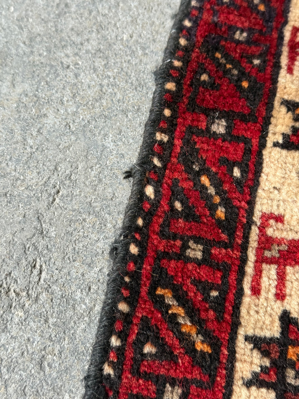 Petit tapis noué à la main à médaillon et motifs animaliers