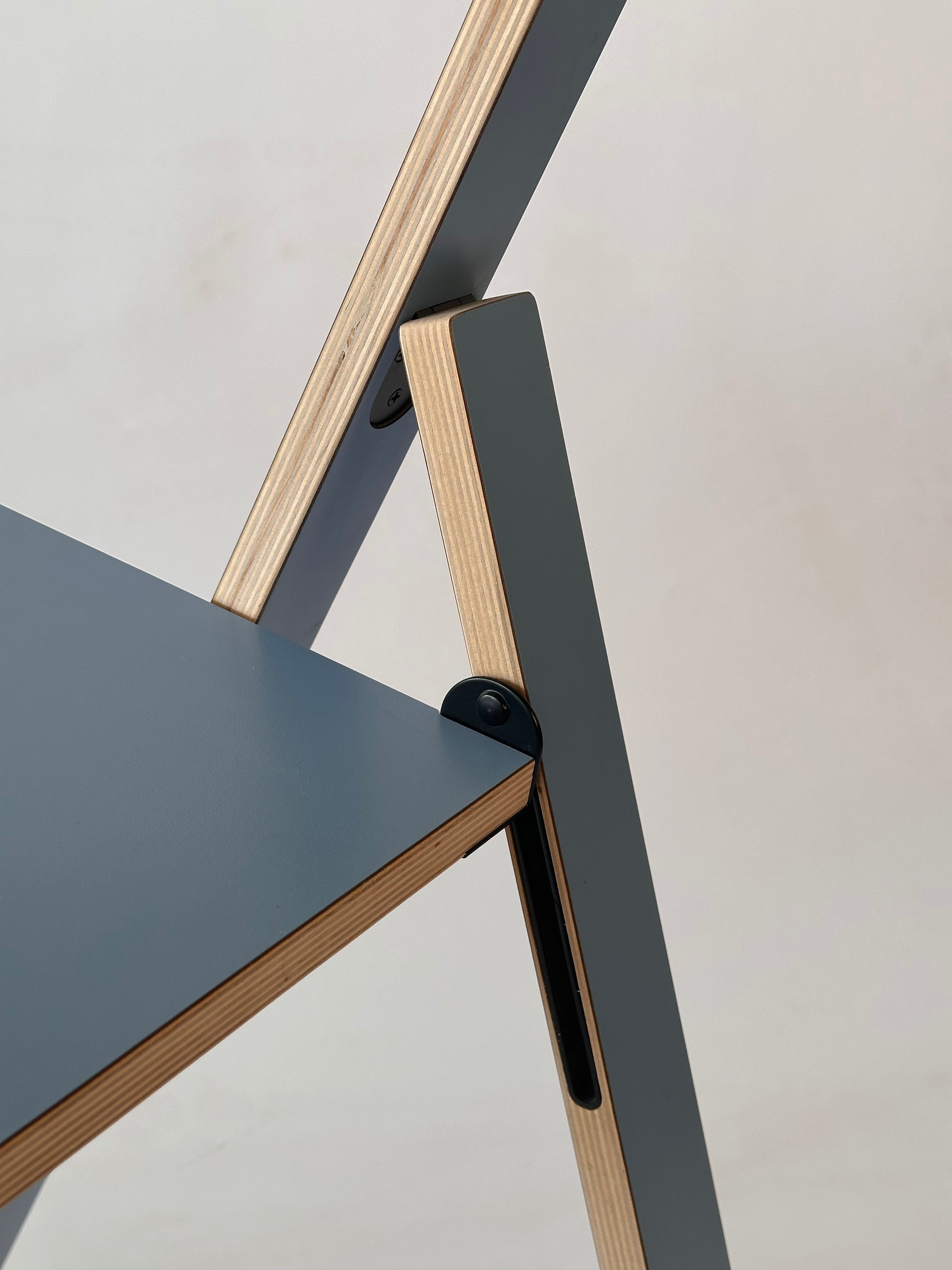 Chaise "Cintre" par Philippe Malouin pour Umbra shift