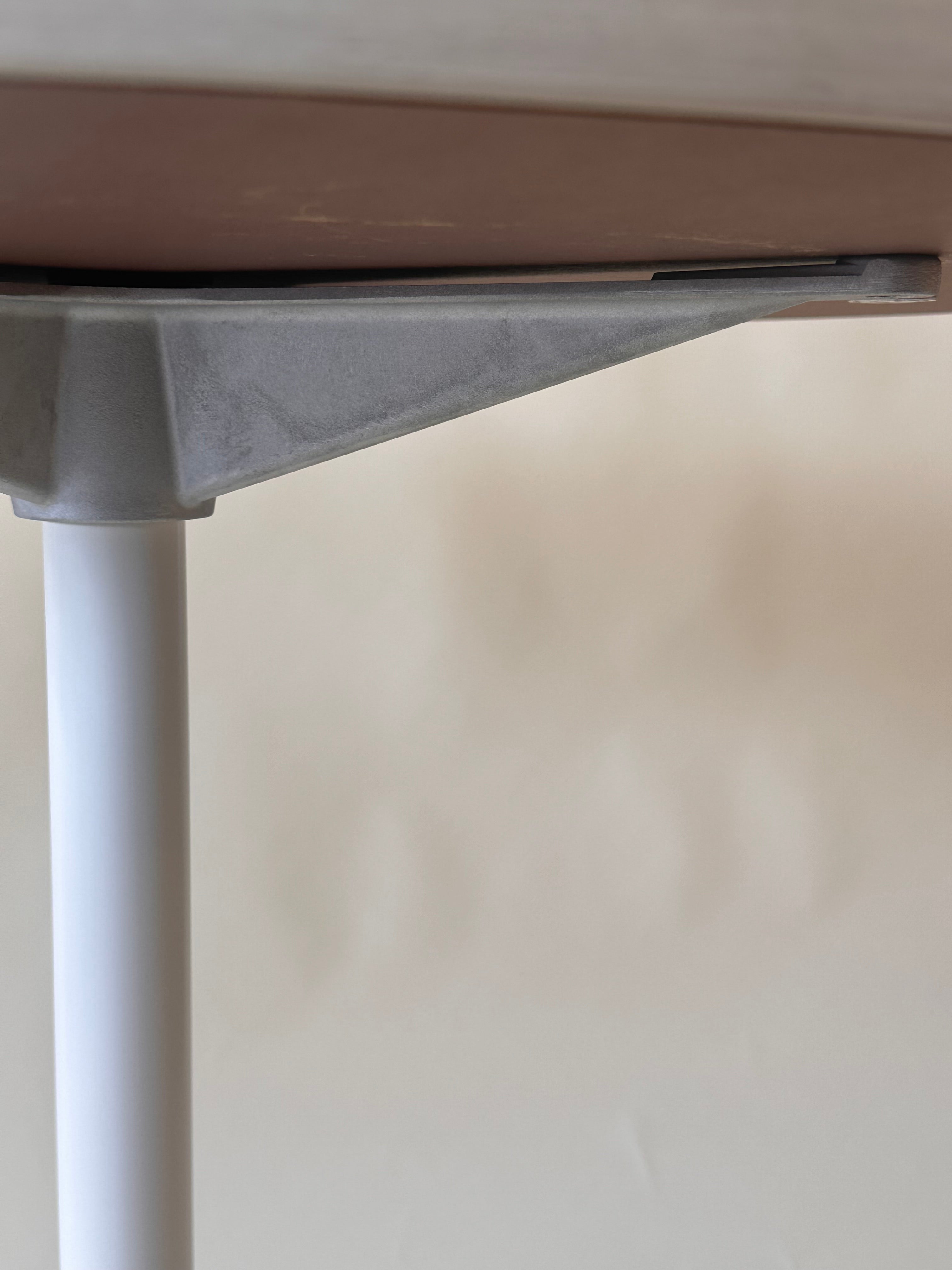 Table ronde de conférence Eames pour Herman Miller, 2019