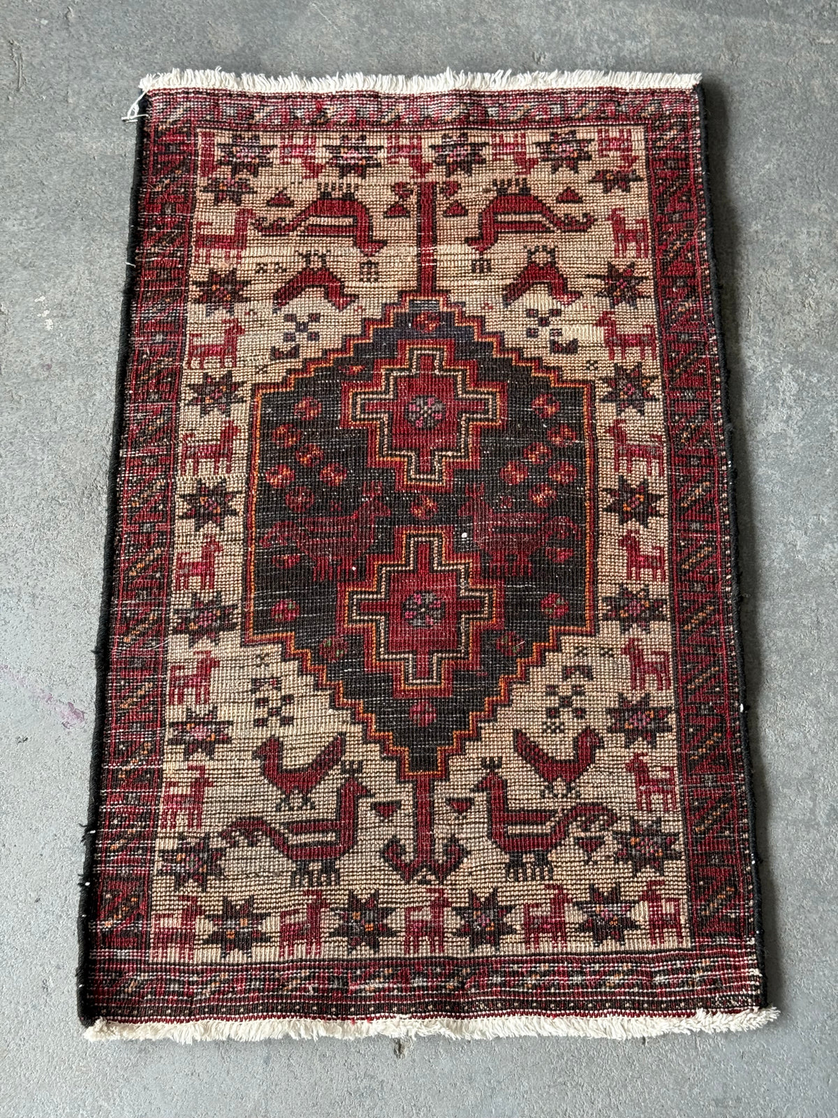 Petit tapis noué à la main à médaillon et motifs animaliers