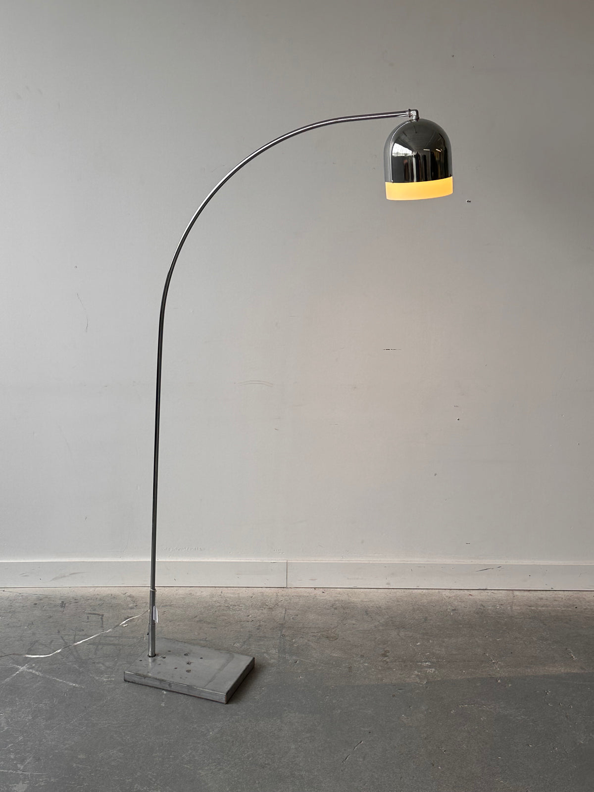 Lampe en arc chromée