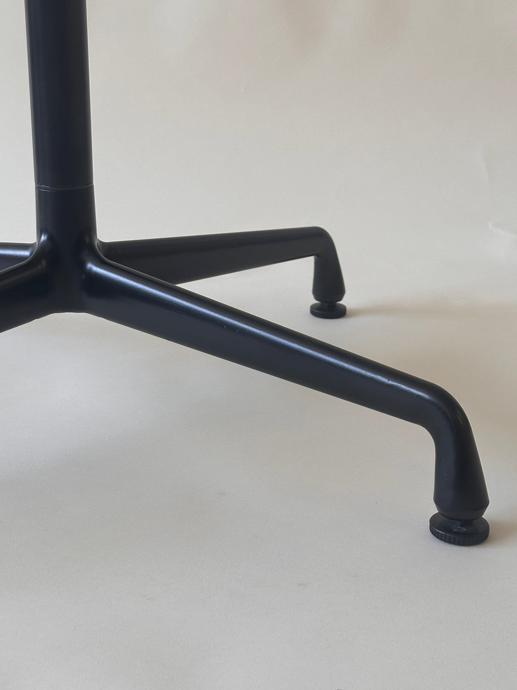 Table ronde de conférence Eames pour Herman Miller, 2019