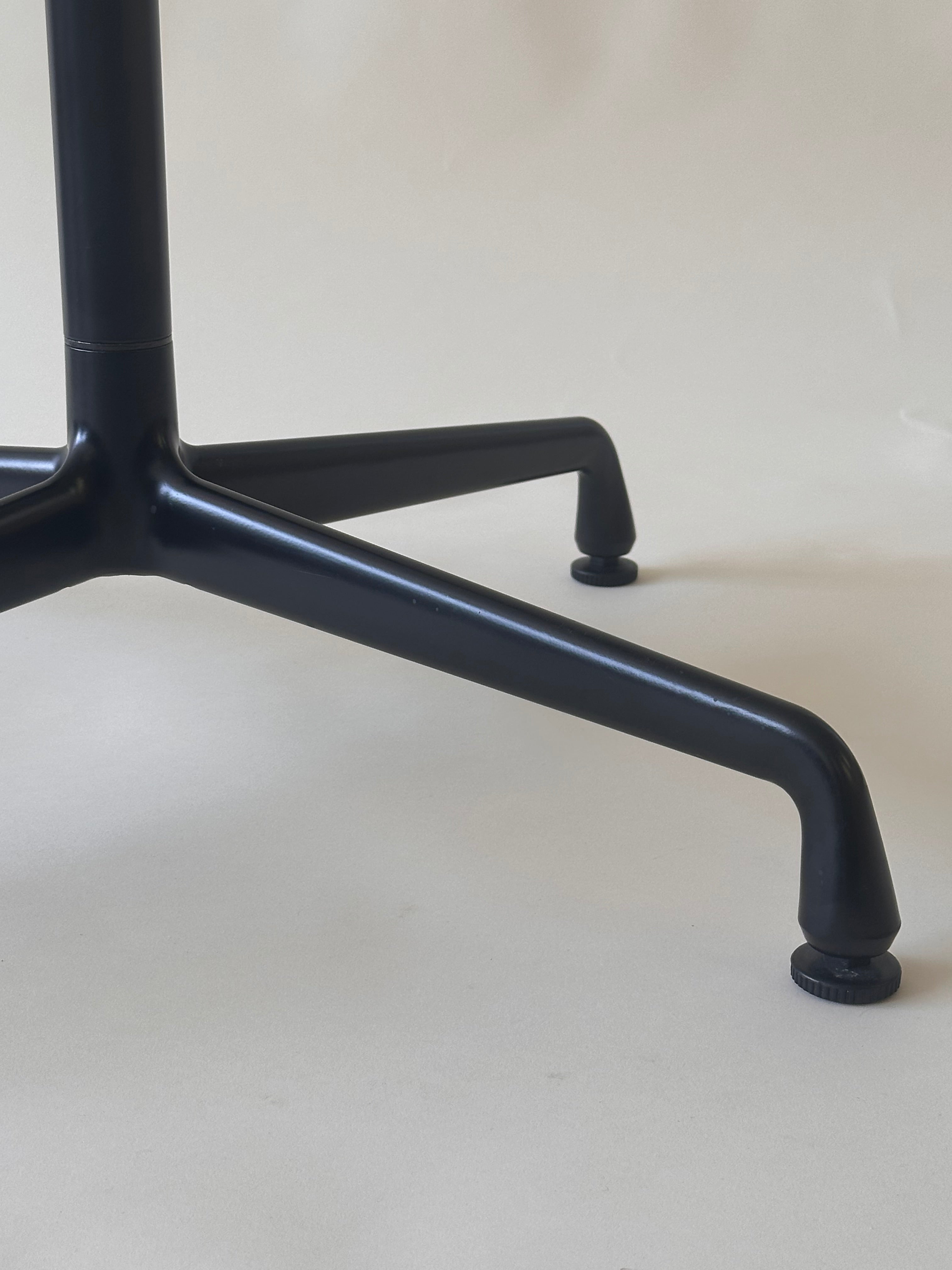 Table ronde de conférence Eames pour Herman Miller, 2019