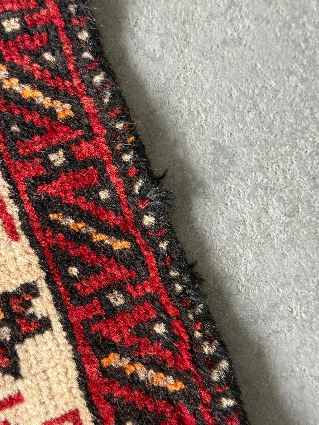 Petit tapis noué à la main à médaillon et motifs animaliers