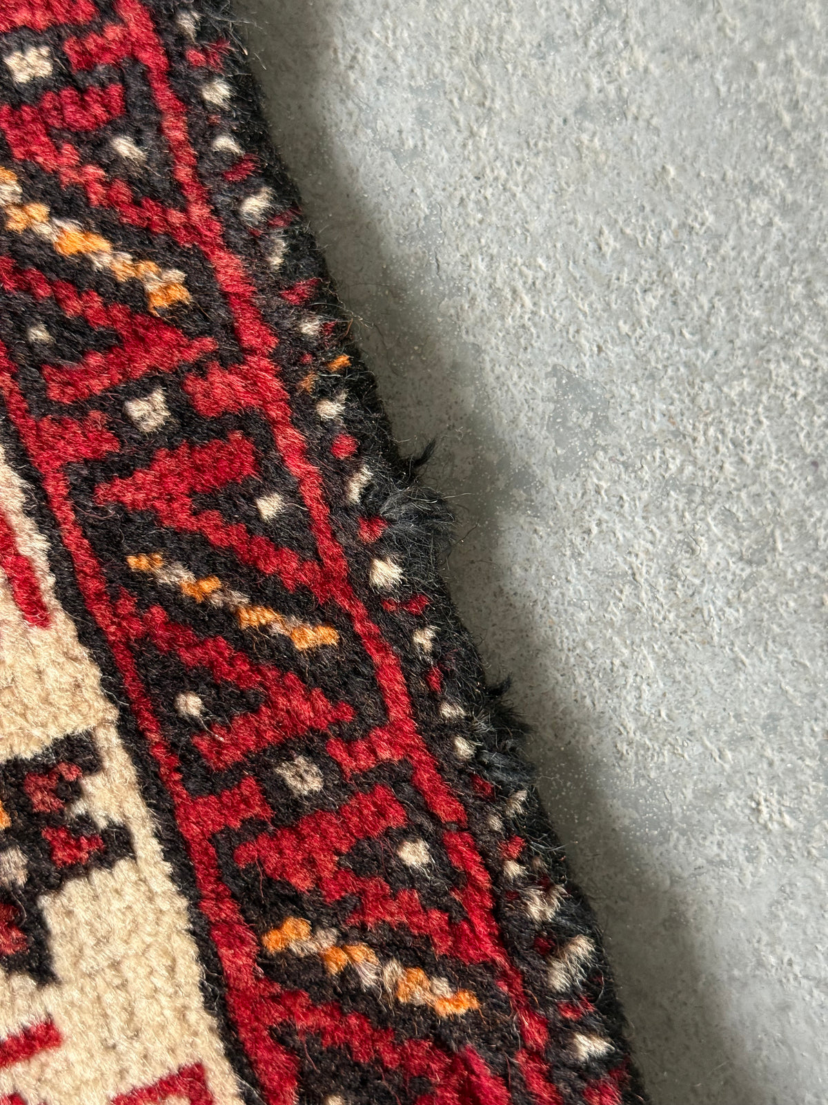 Petit tapis noué à la main à médaillon et motifs animaliers