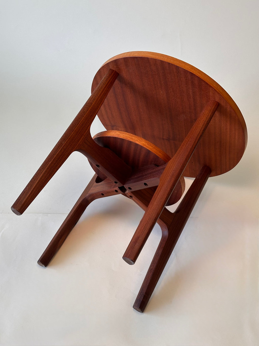 Table d’appoint en teck par RS associates, fait au Canada