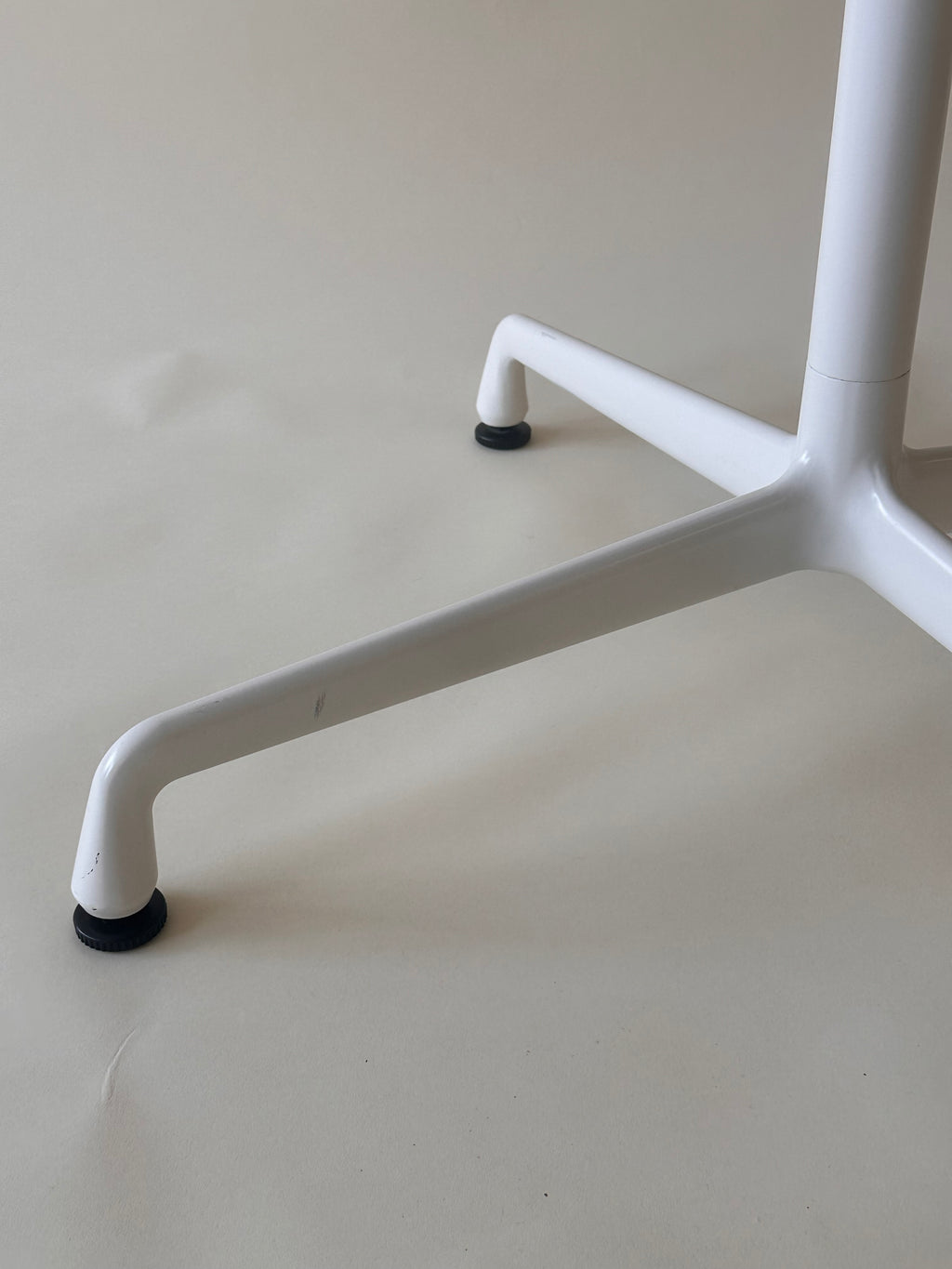 Table ronde de conférence Eames pour Herman Miller, 2019