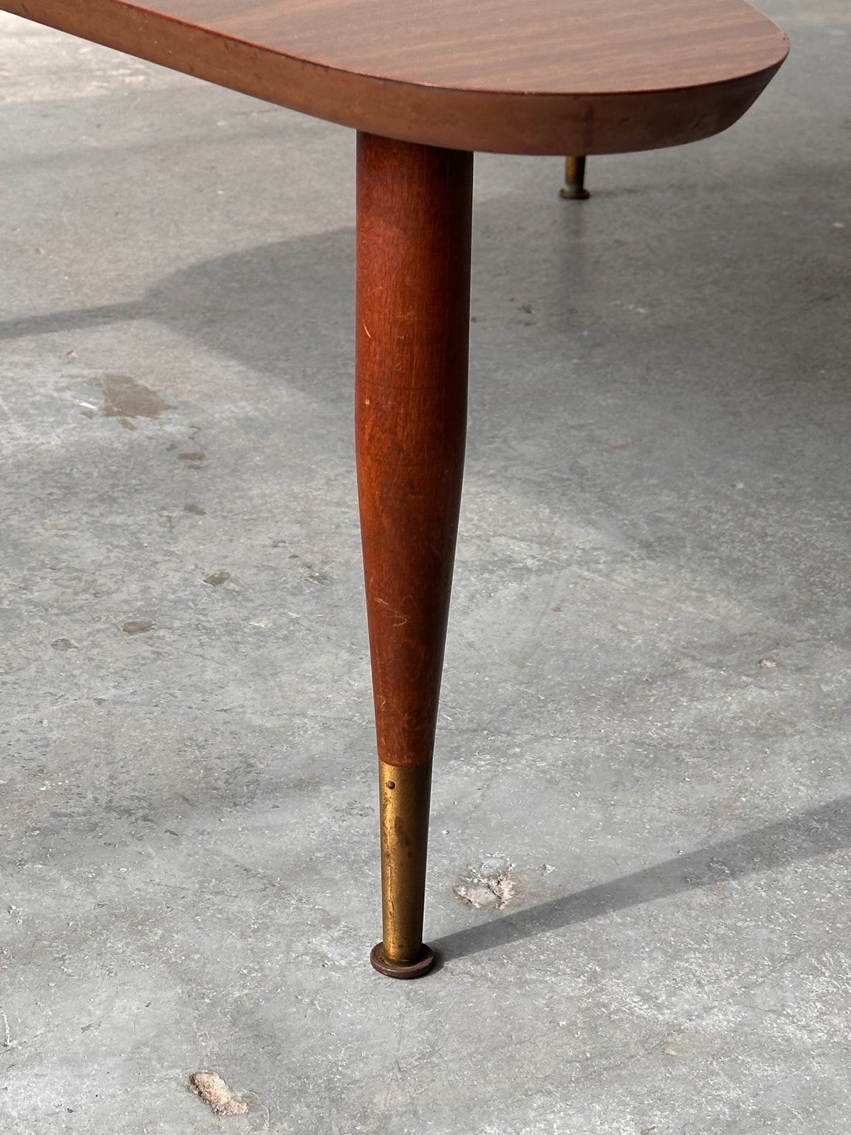 Table à café « boomerang » en placage noyer
