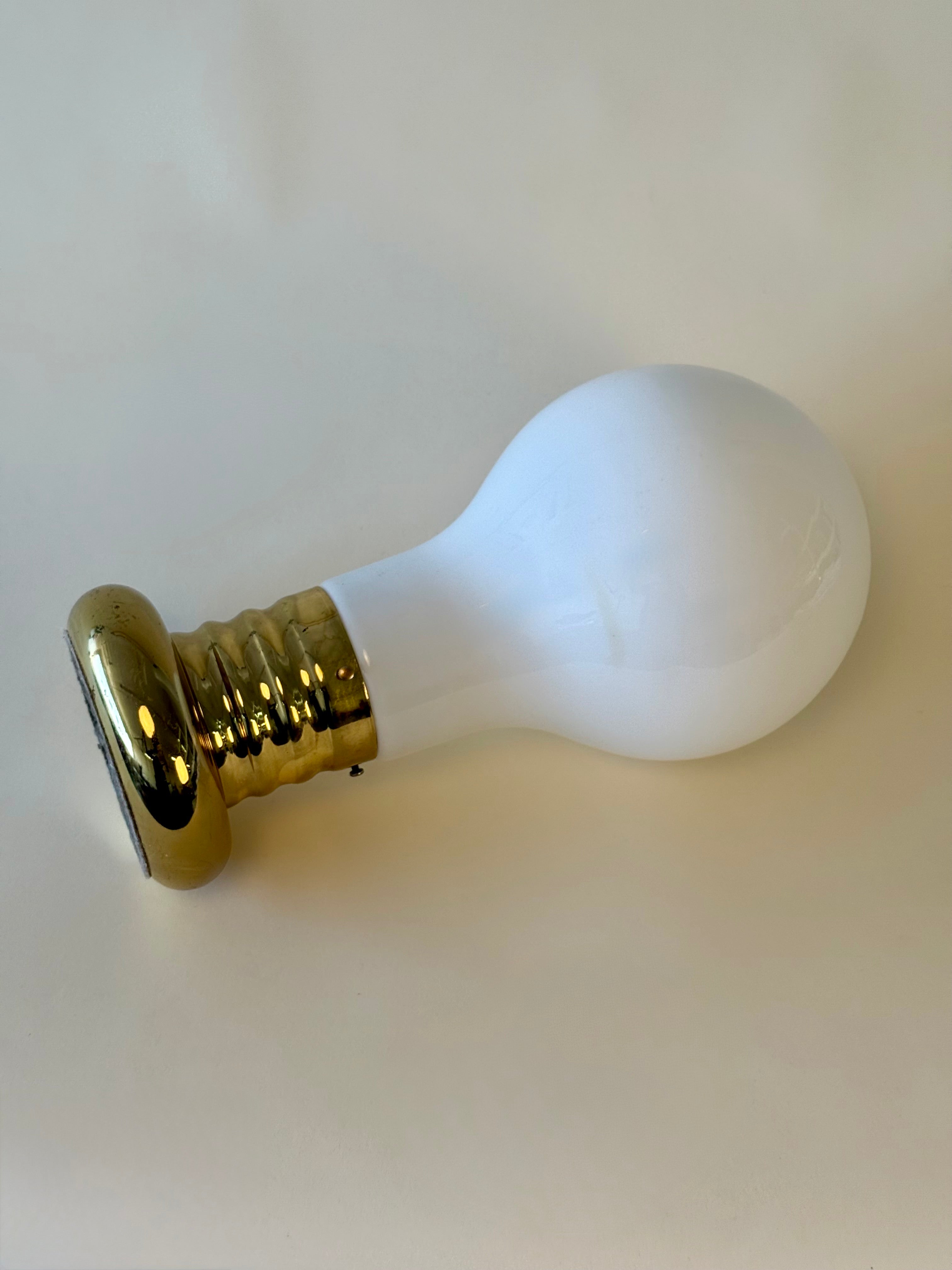 Lampe de table vintage en forme d’ampoule géante avec base en laiton