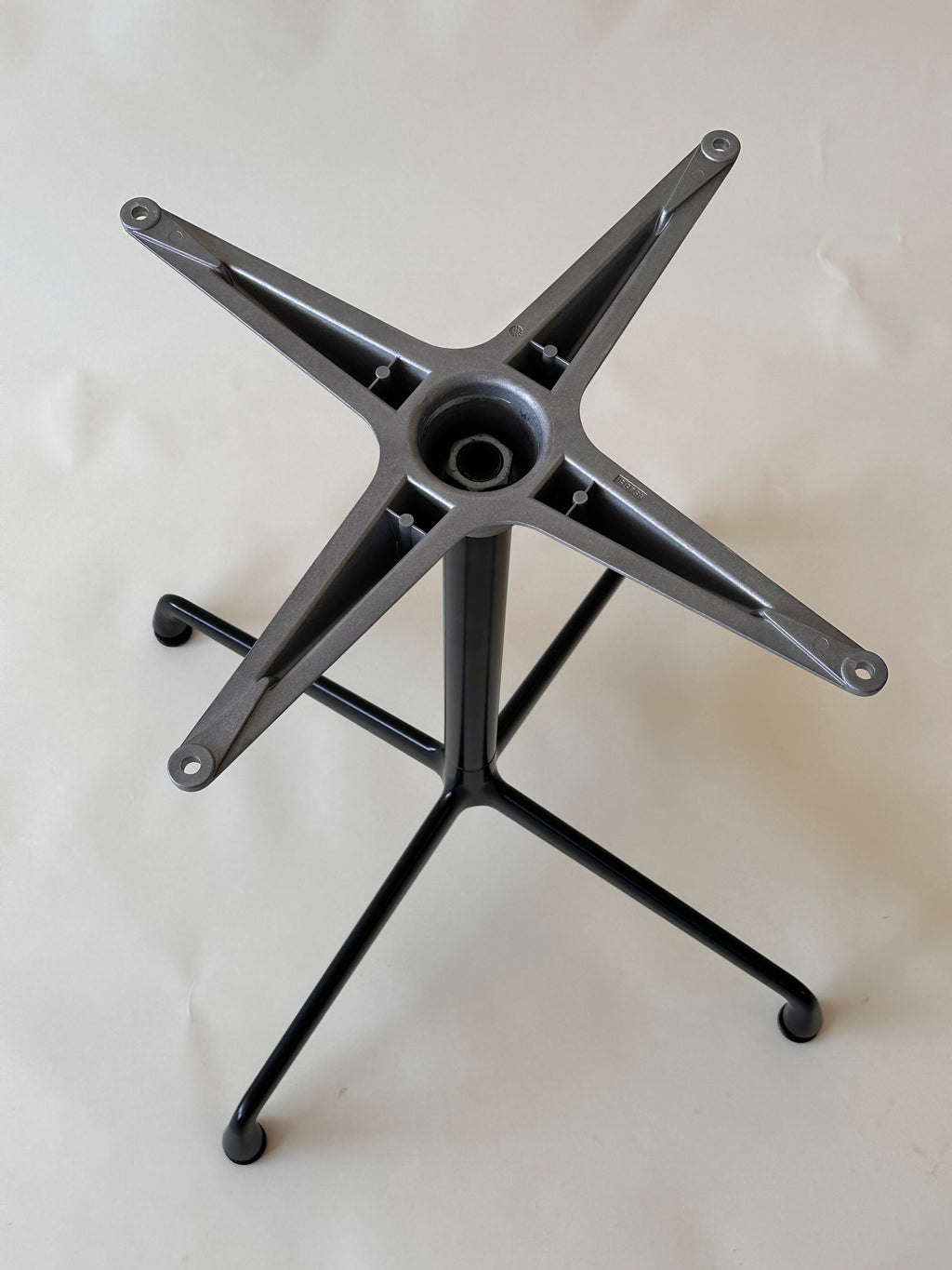 Table ronde de conférence Eames pour Herman Miller, 2019