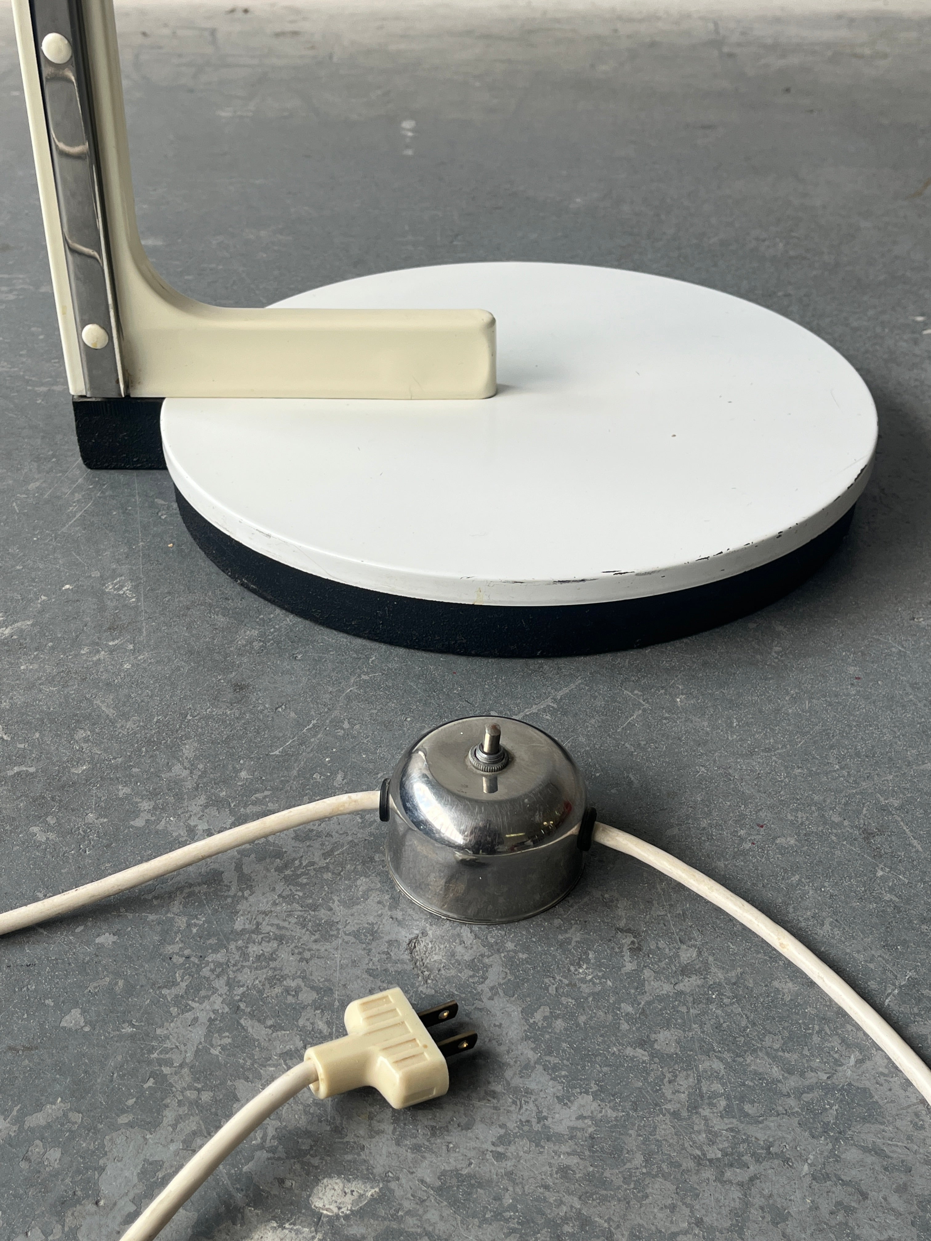 Lampe en arc avec abat-jour en plastique abs conçu par Goffredo Reggiani, fait en Italie 1970s