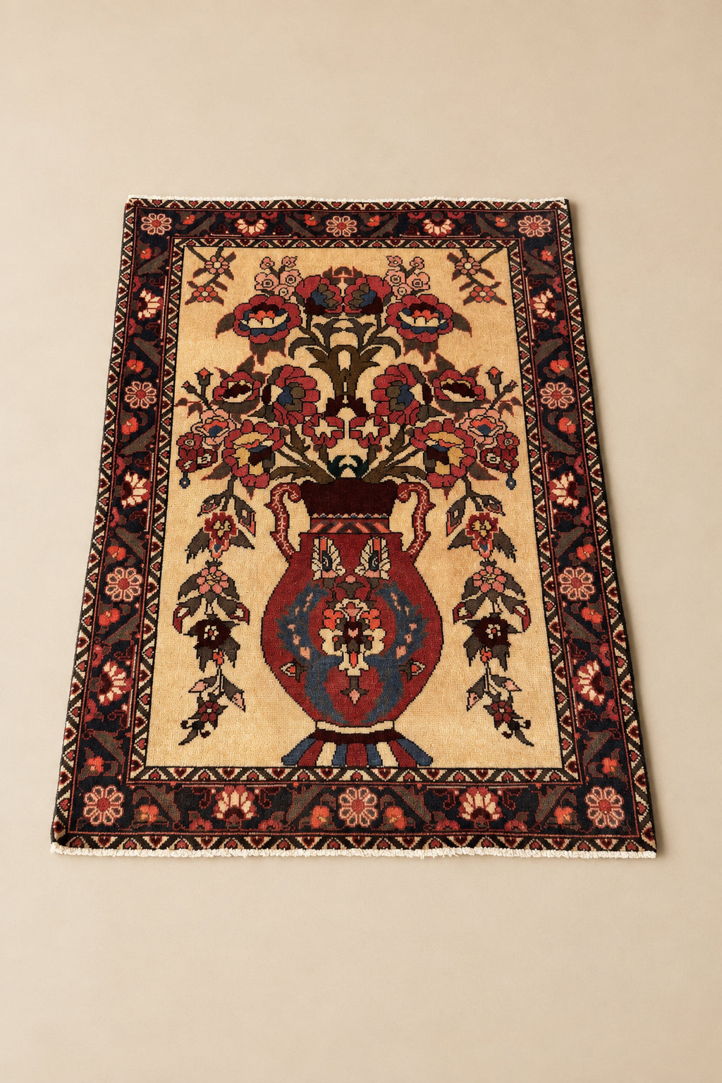 Tapis noué à la main à motif de vase fleuri