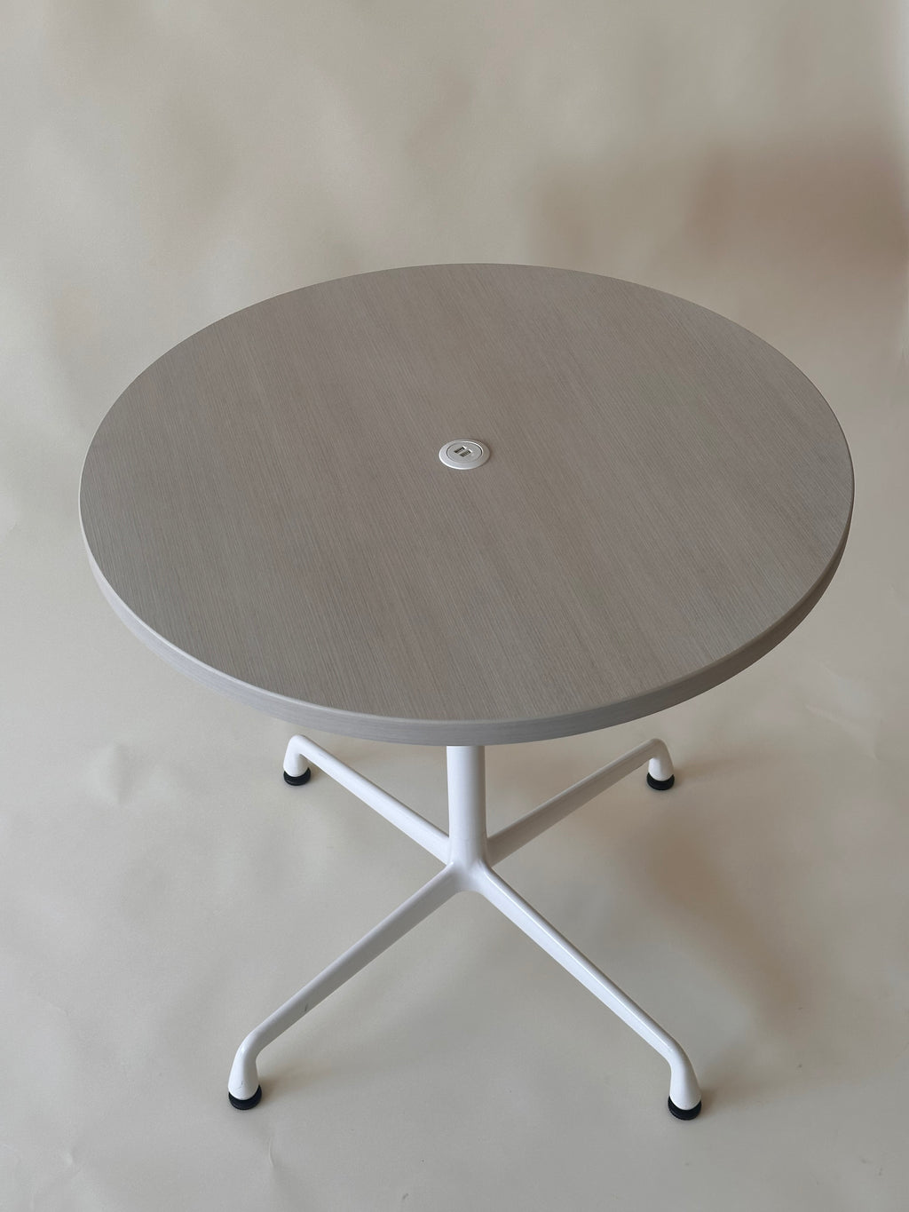 Table ronde de conférence Eames pour Herman Miller, 2019