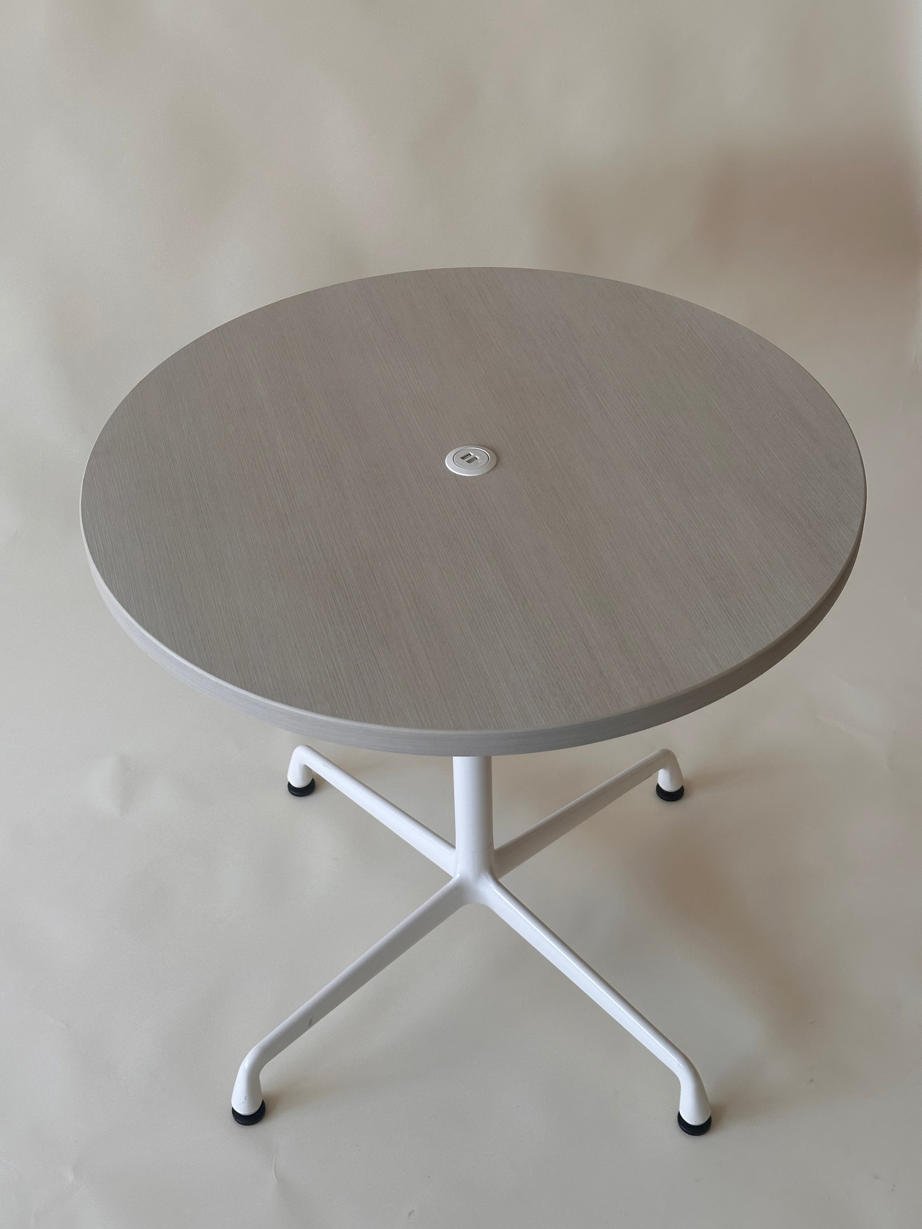 Table ronde de conférence Eames pour Herman Miller, 2019