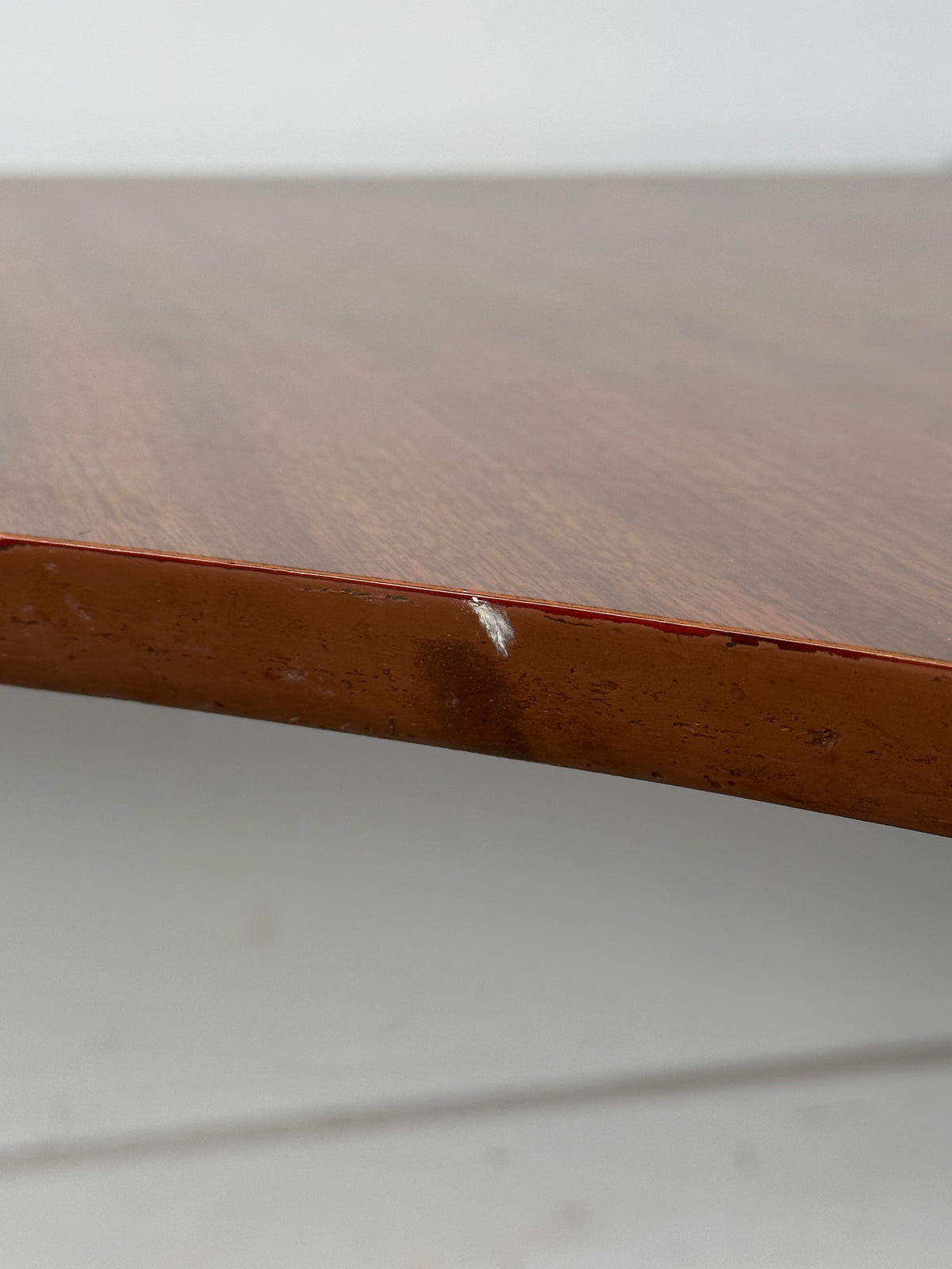 Table à café « boomerang » en placage noyer