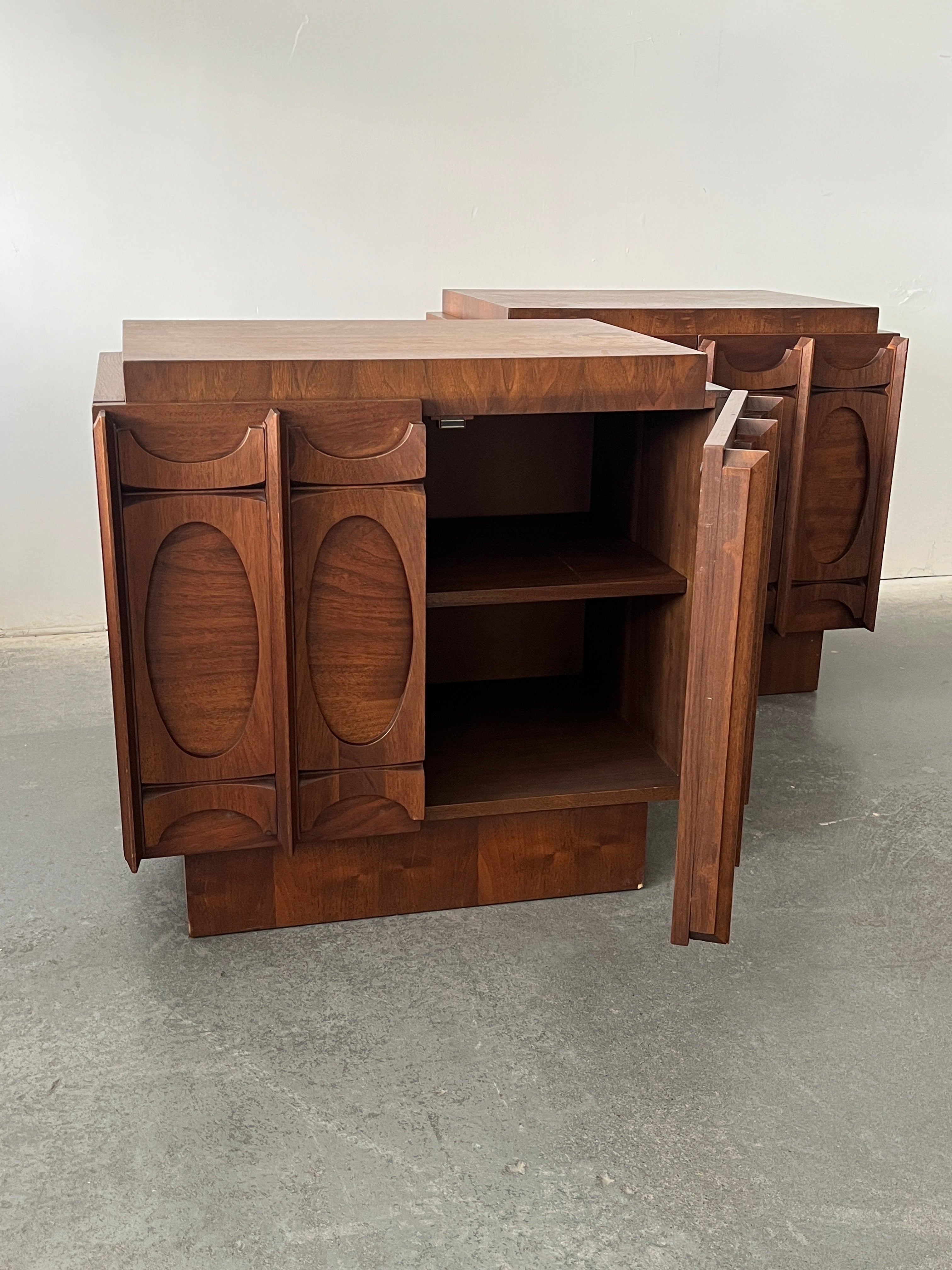 Set 2 tables de nuit MCM par Tobago Furniture