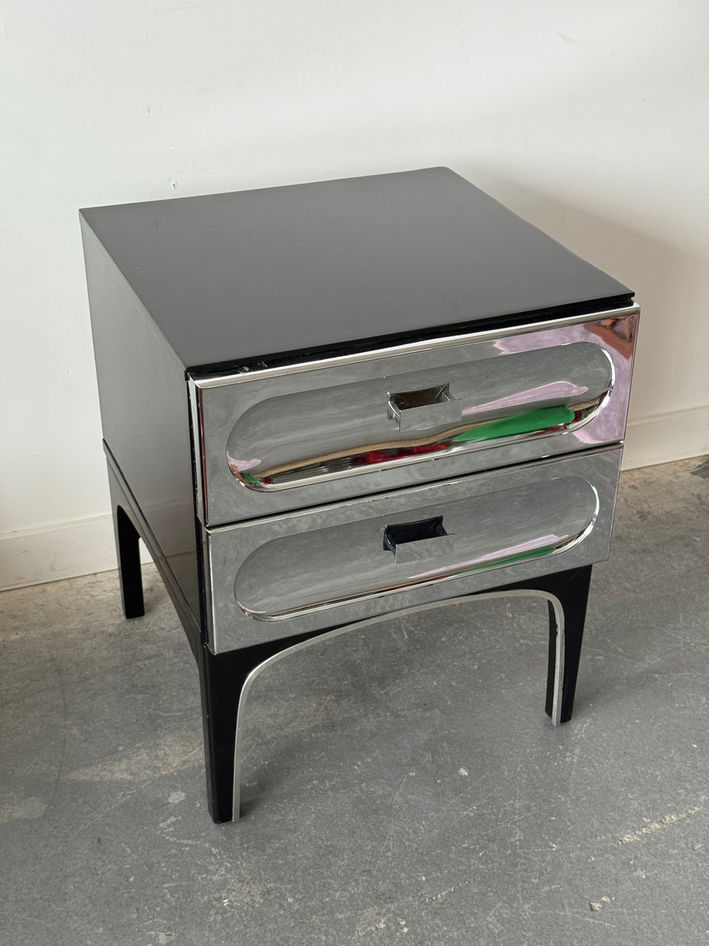 Table de chevet chromée par Henri Vallières, Québec 1970s