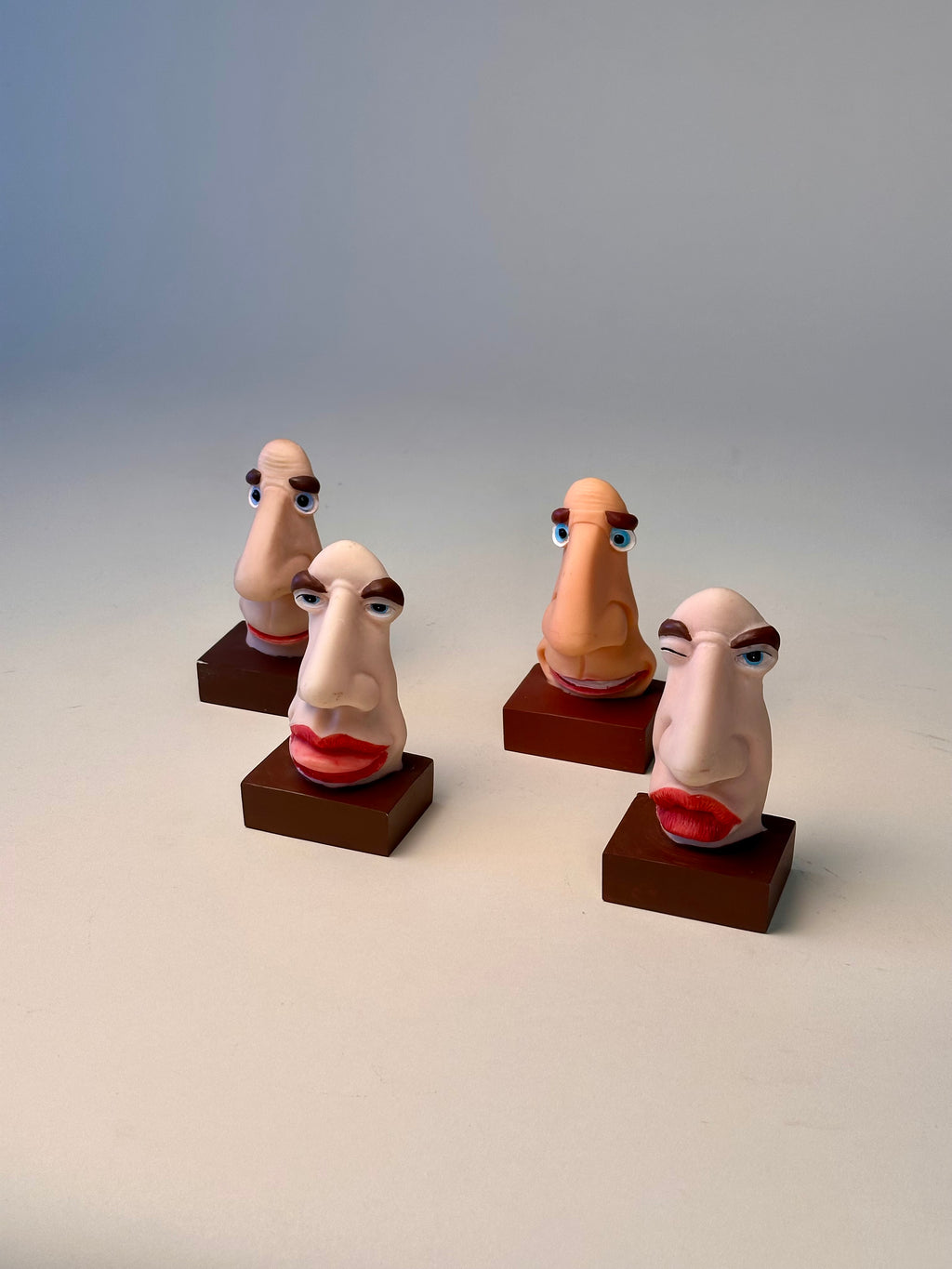 Set de 4 supports à lunettes visage caricatural, vintage