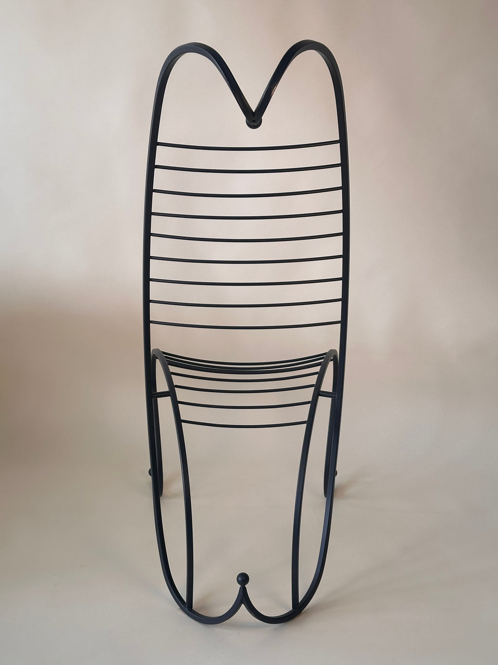 Chaise artisanale "colonne vertébrale" dans le style d’André Dubreuil en fer forgé