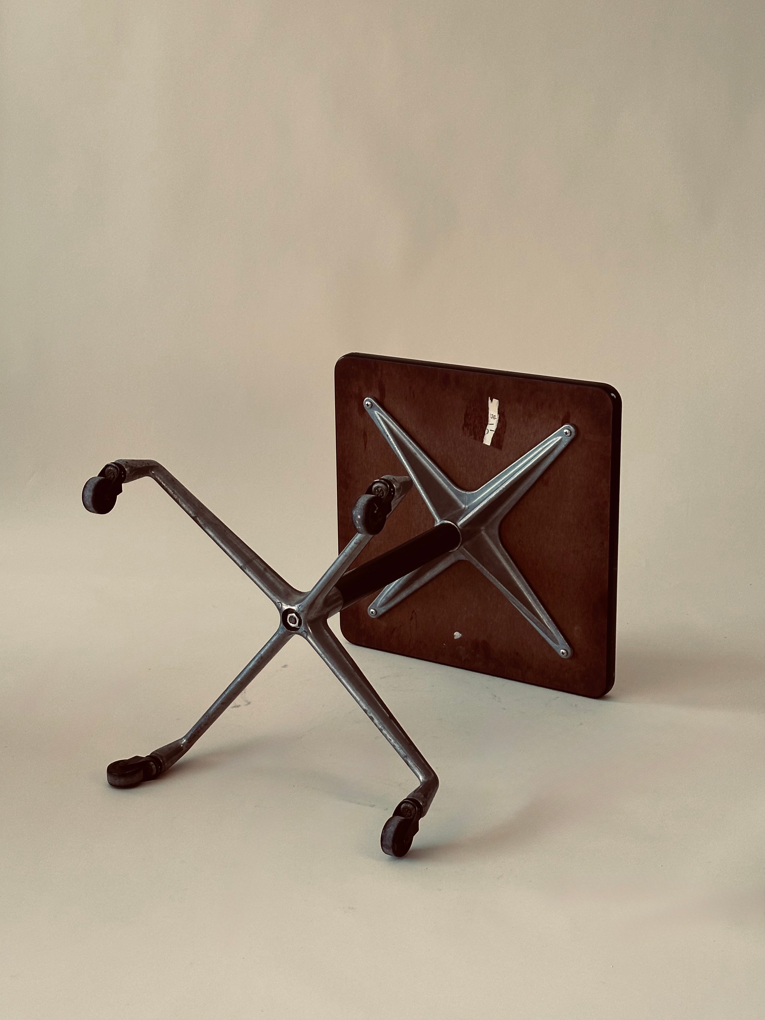 Table d'appoint à roulettes "Contract" par Charles & Ray Eames pour Herman Miller
