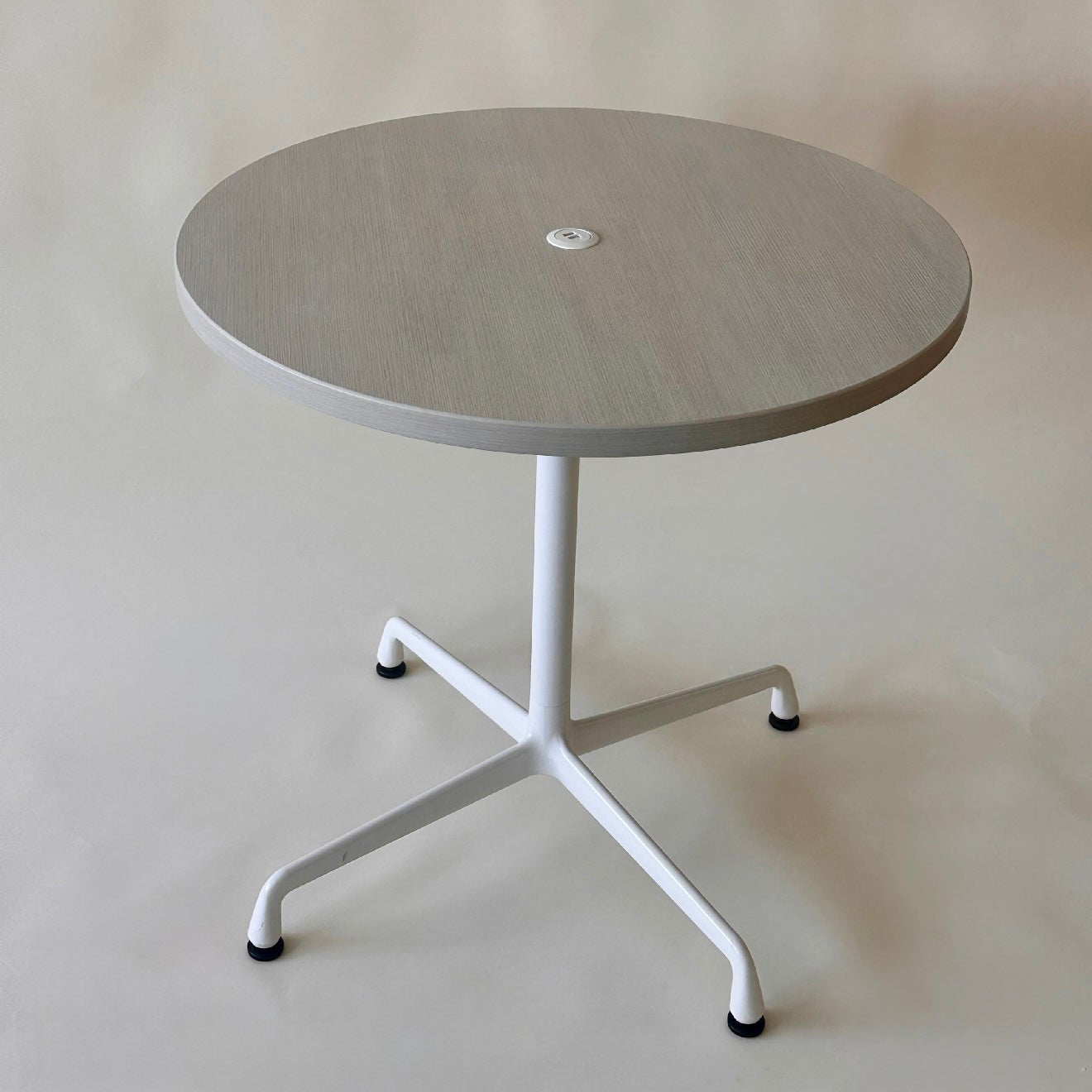 Table ronde de conférence Eames pour Herman Miller, 2019