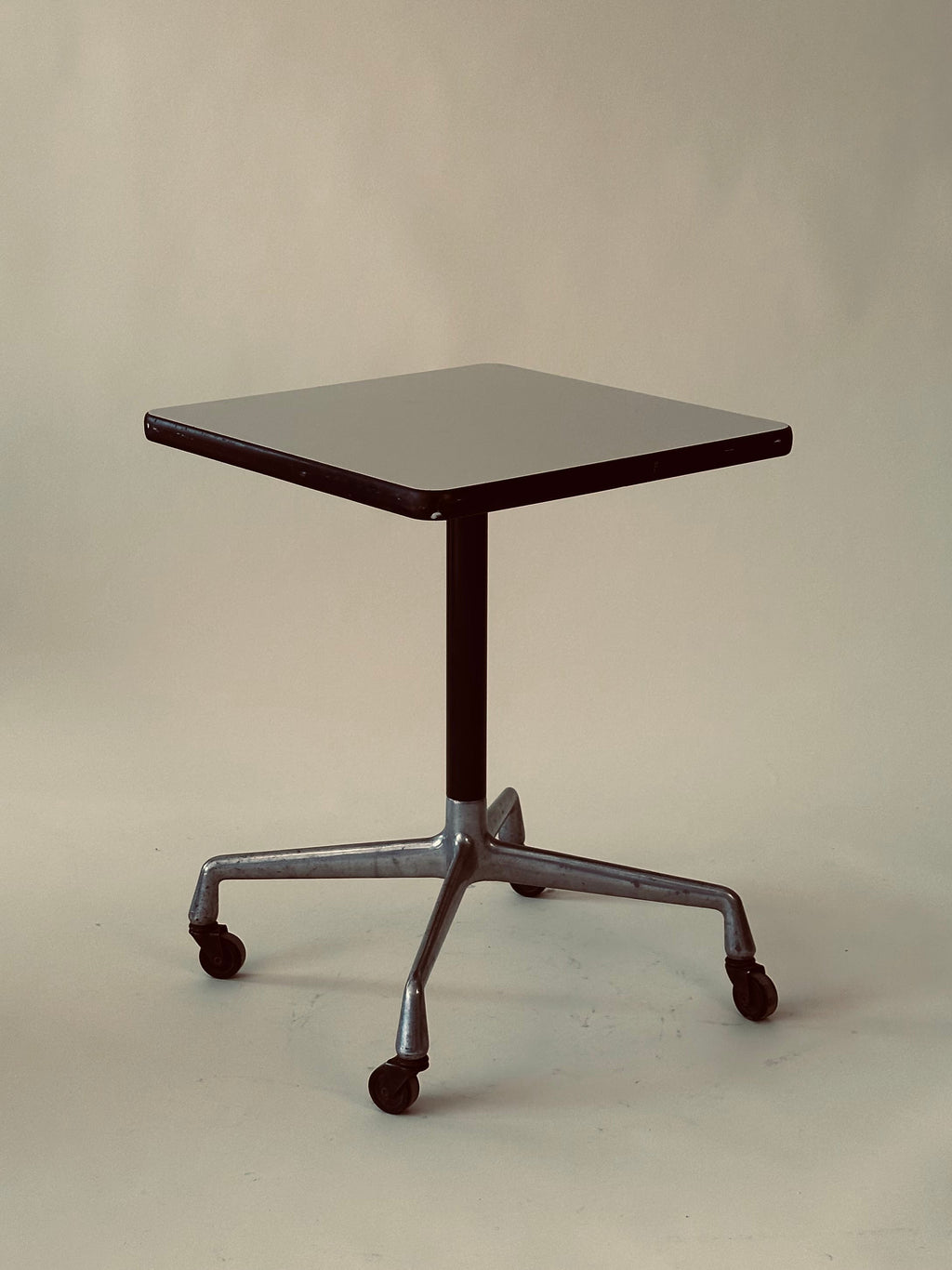 Table d'appoint à roulettes "Contract" par Charles & Ray Eames pour Herman Miller
