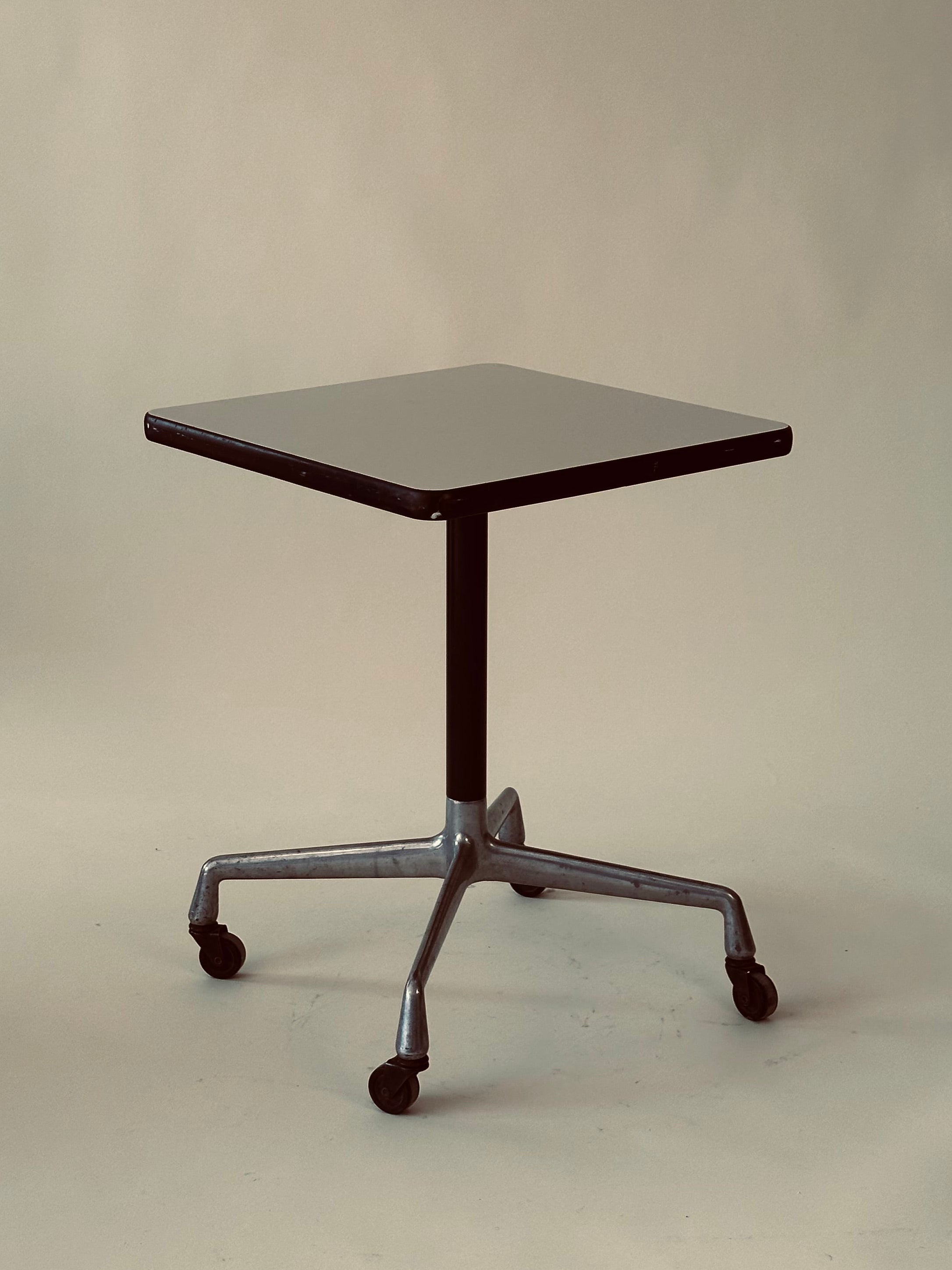 Table d'appoint à roulettes "Contract" par Charles & Ray Eames pour Herman Miller