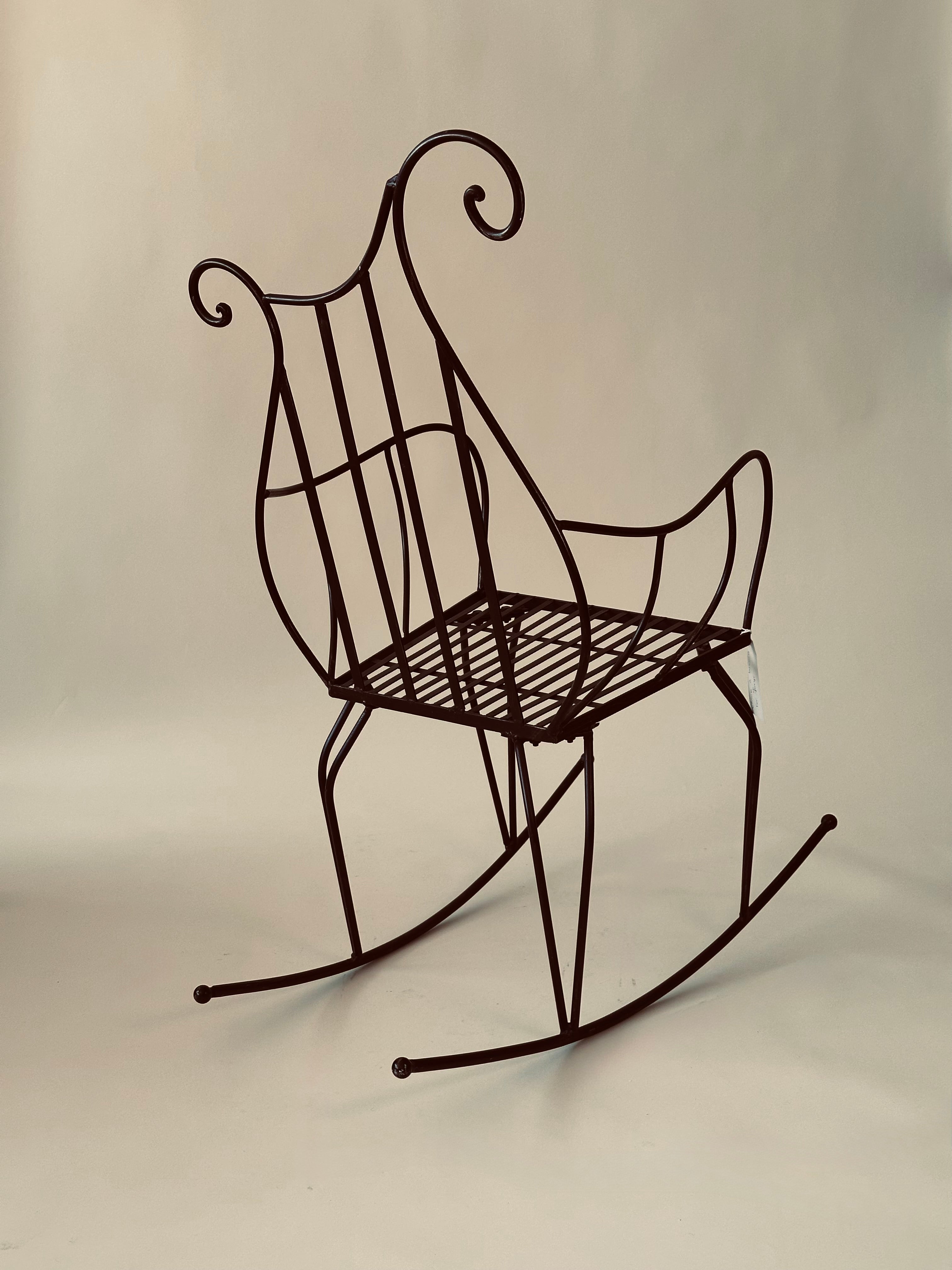Chaise à bascule vintage en fer forgé artisanal