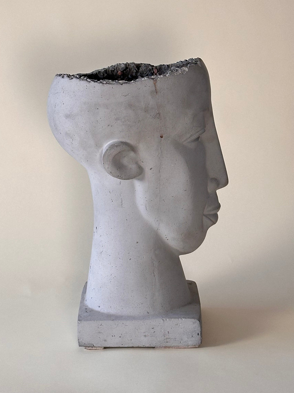 Pot à fleurs en béton
