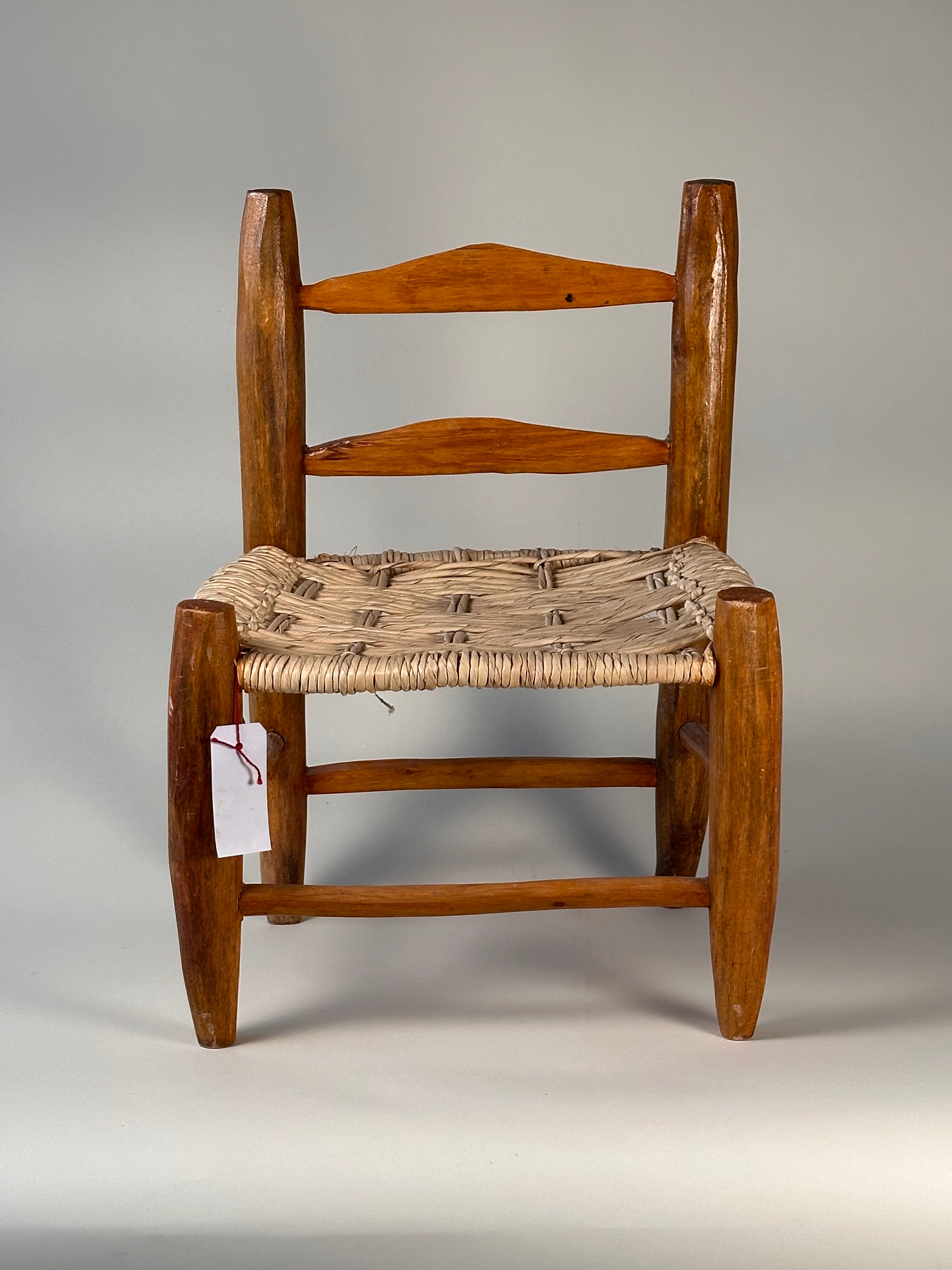 Chaise antique miniature faite à la main