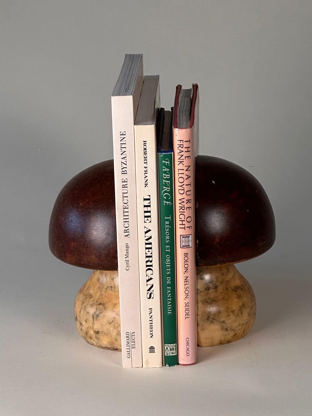 Serre livres en forme de champignon en albâtre par Noymer