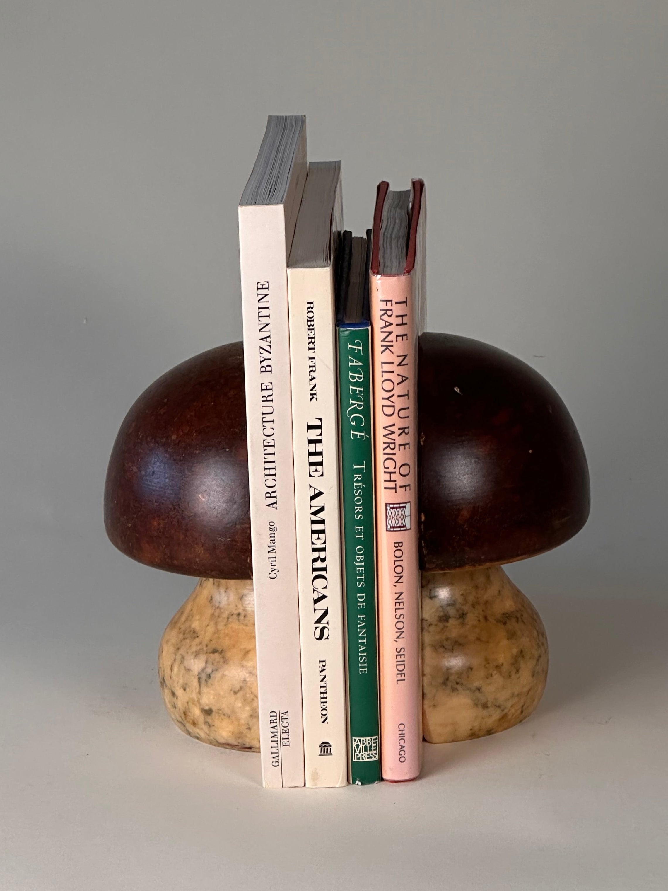 Serre livres en forme de champignon en albâtre par Noymer