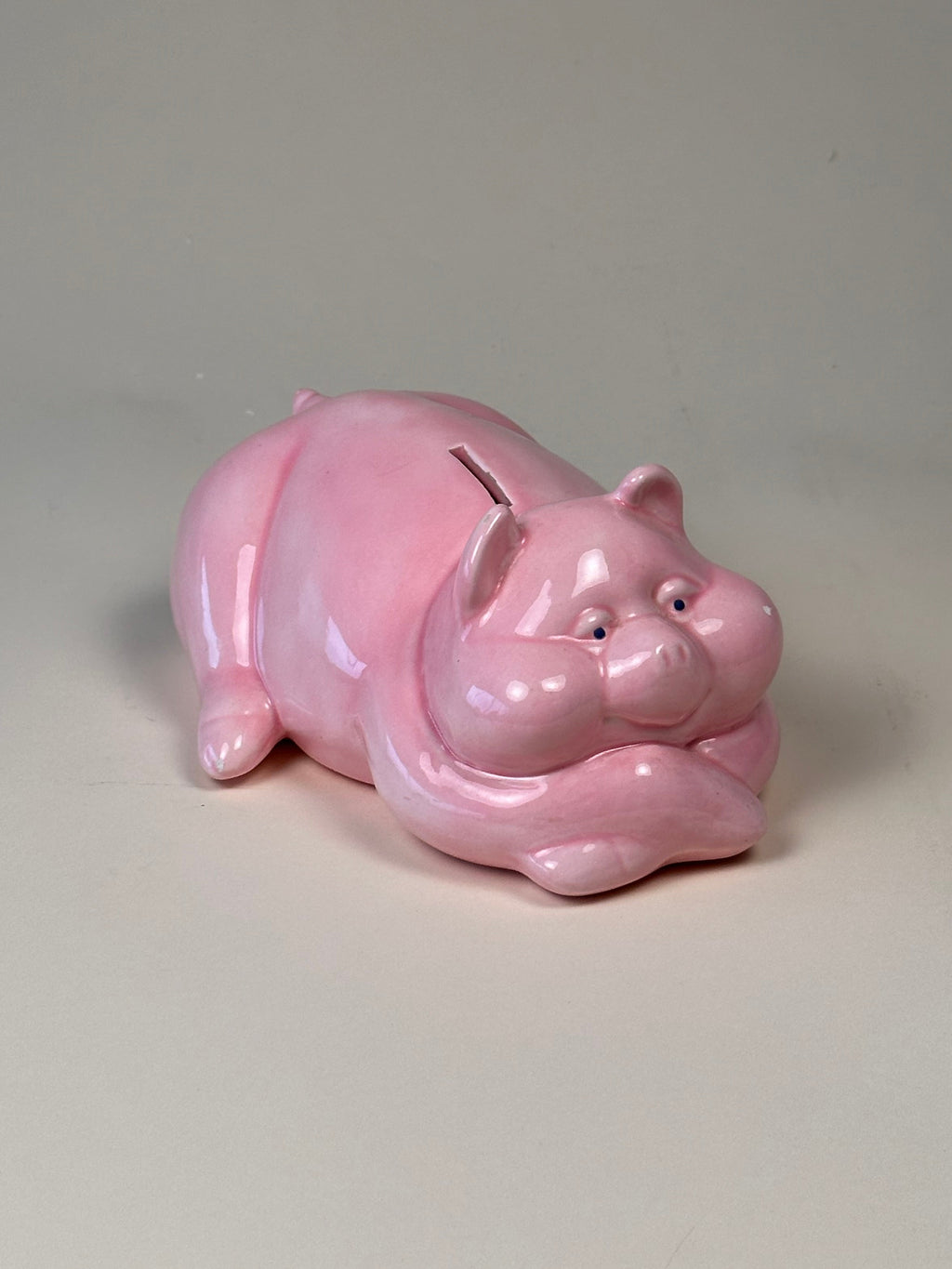Tirelire en forme de cochon en céramique artisanale rose – signée Rachel, 1982