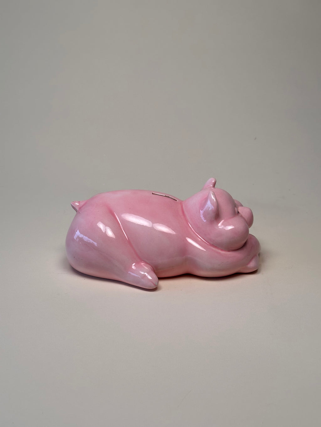 Tirelire en forme de cochon en céramique artisanale rose – signée Rachel, 1982