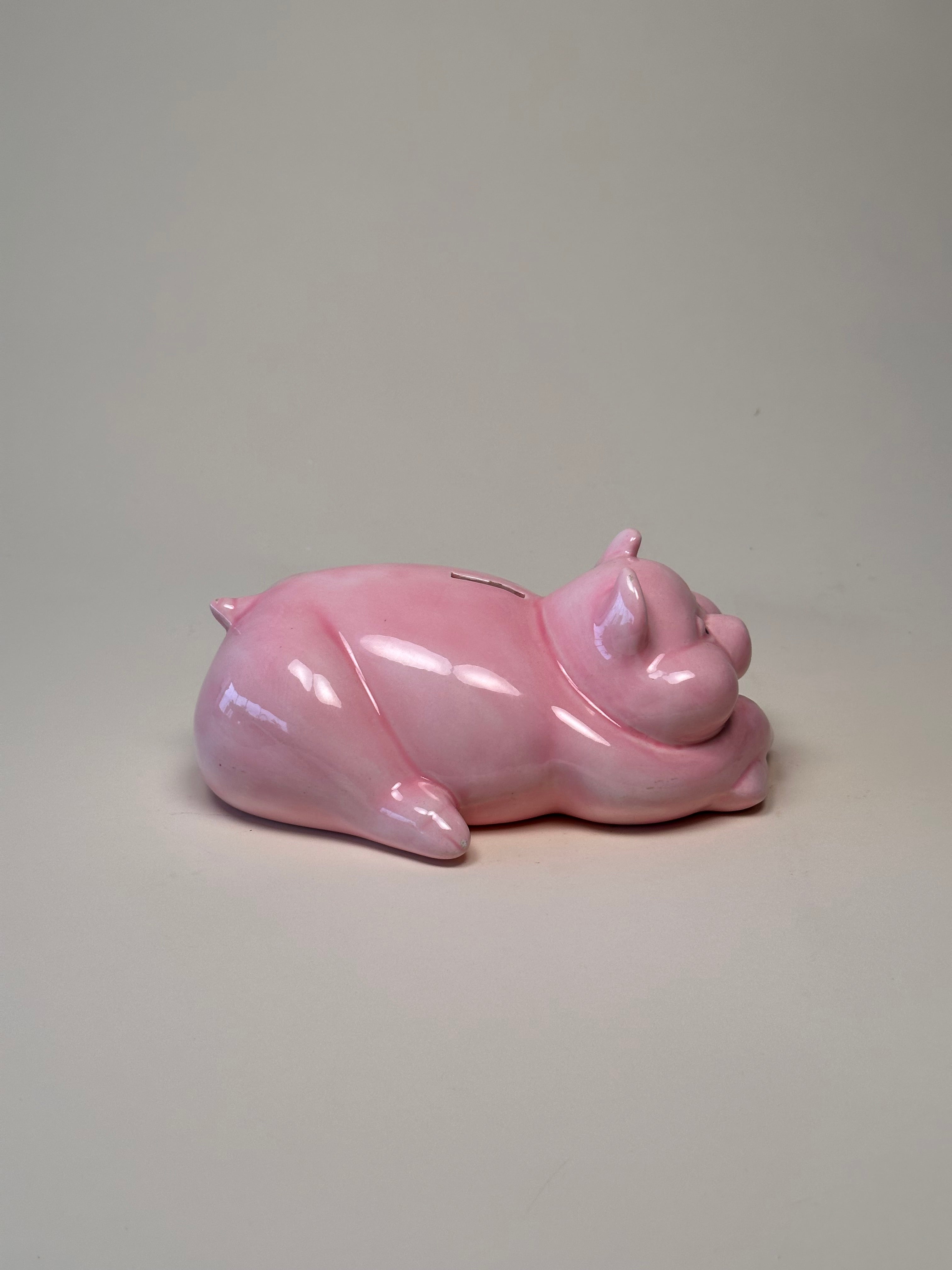 Tirelire en forme de cochon en céramique artisanale rose – signée Rachel, 1982